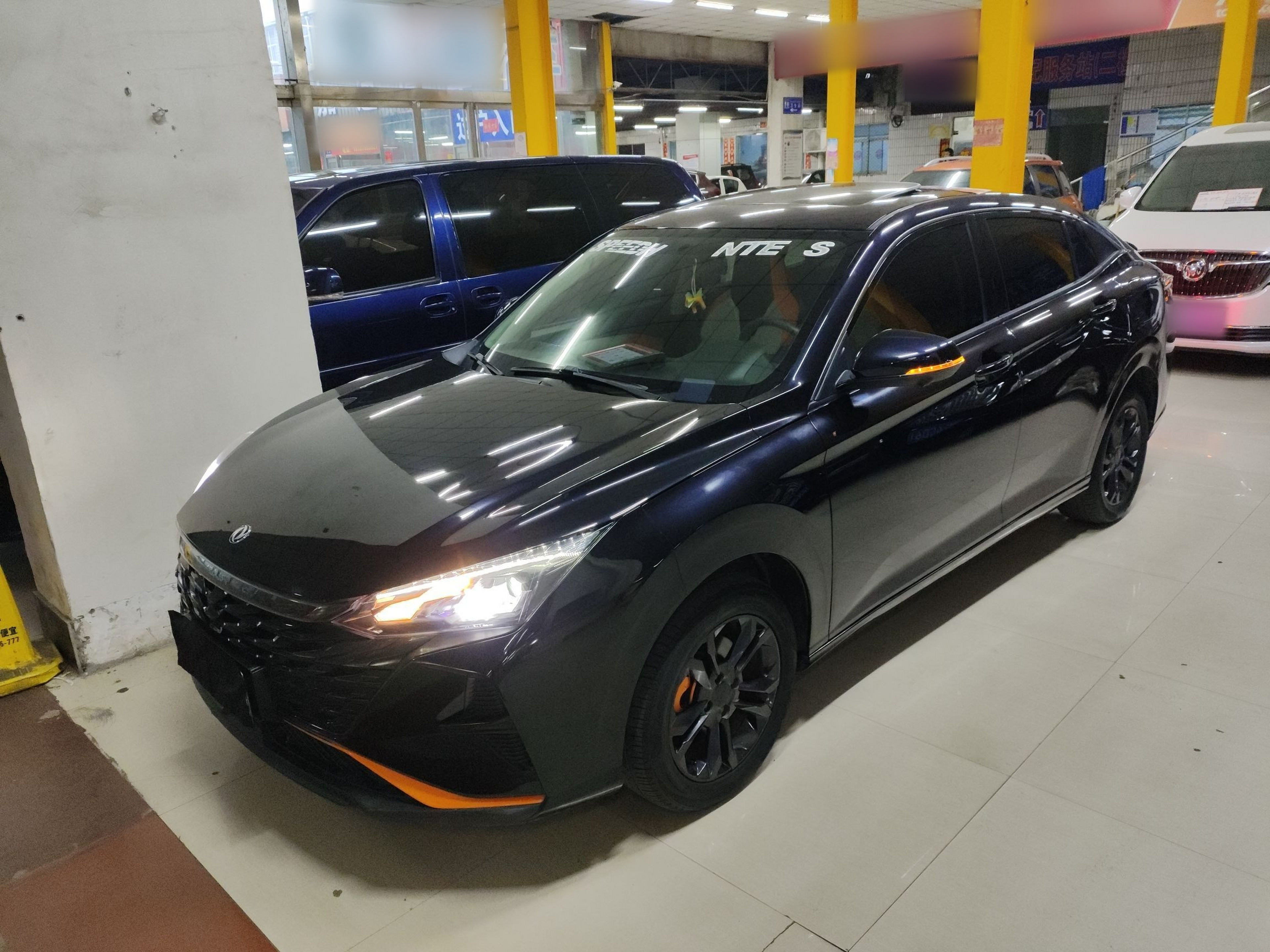 تحت مقدمة السيارة