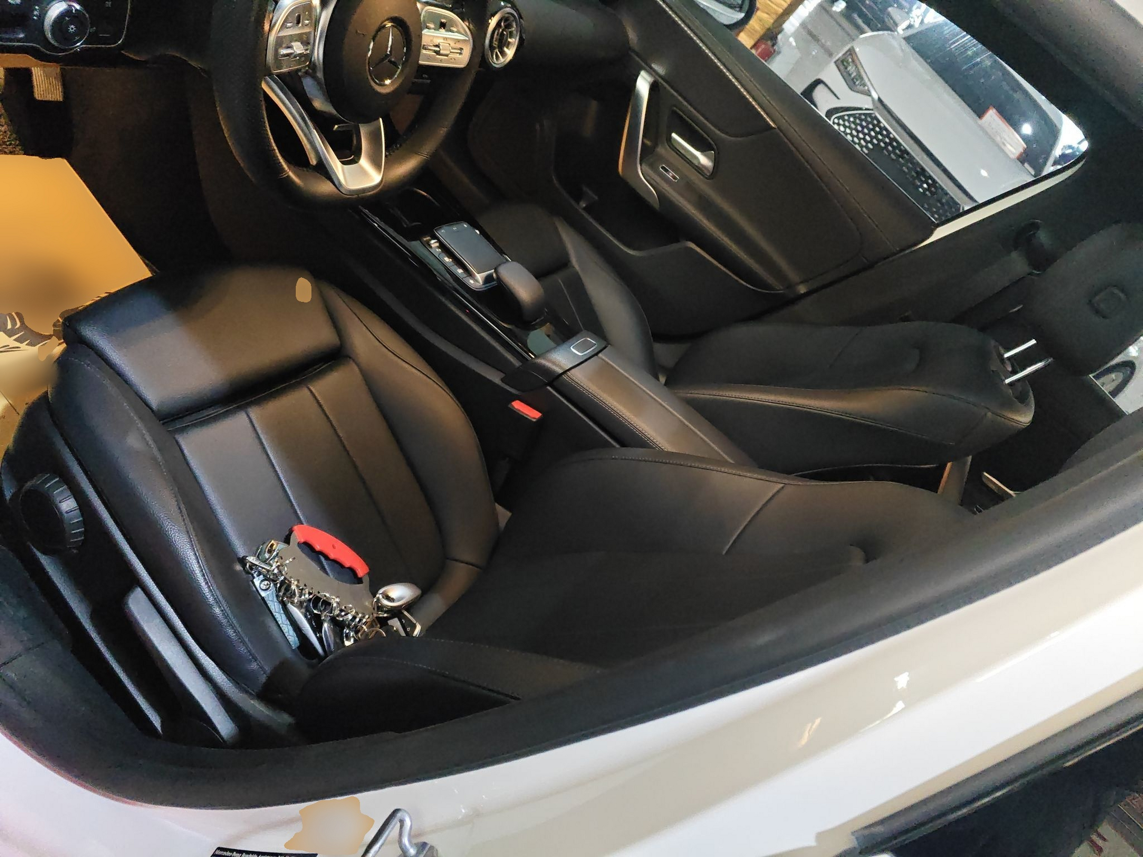 Переднее сиденье в автомобиле