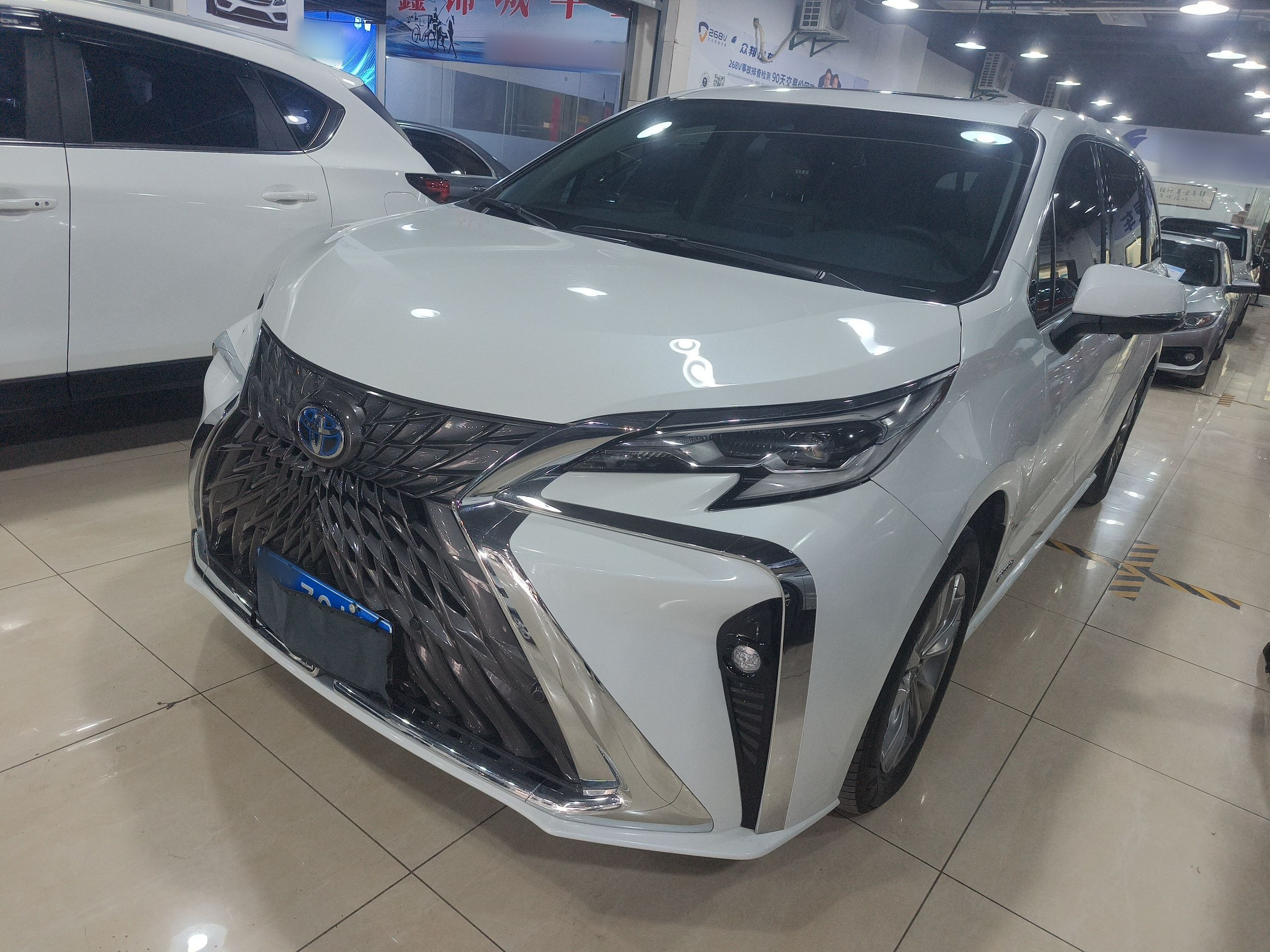 تحت مقدمة السيارة