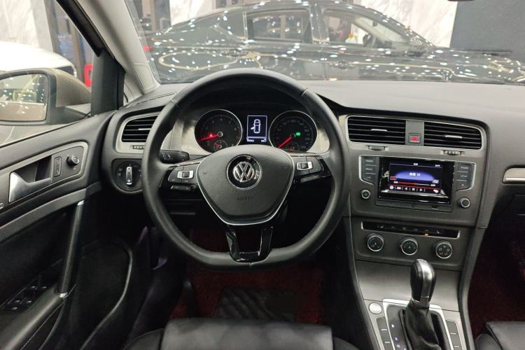 Used Volkswagen Golf 2016 230TSI Automatic Luxury Version
