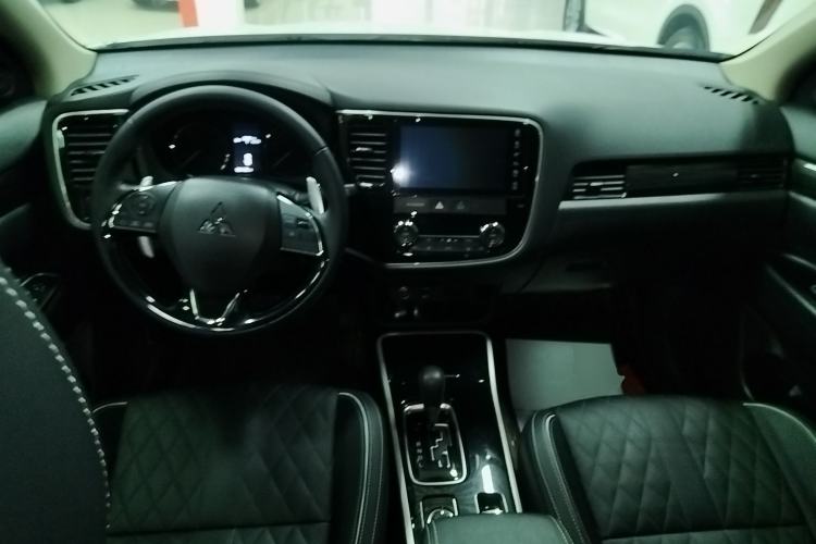 Used Mitsubishi Outlander 2020 2.4L 4x4 Zhi Xiang Edition 7-Seater
