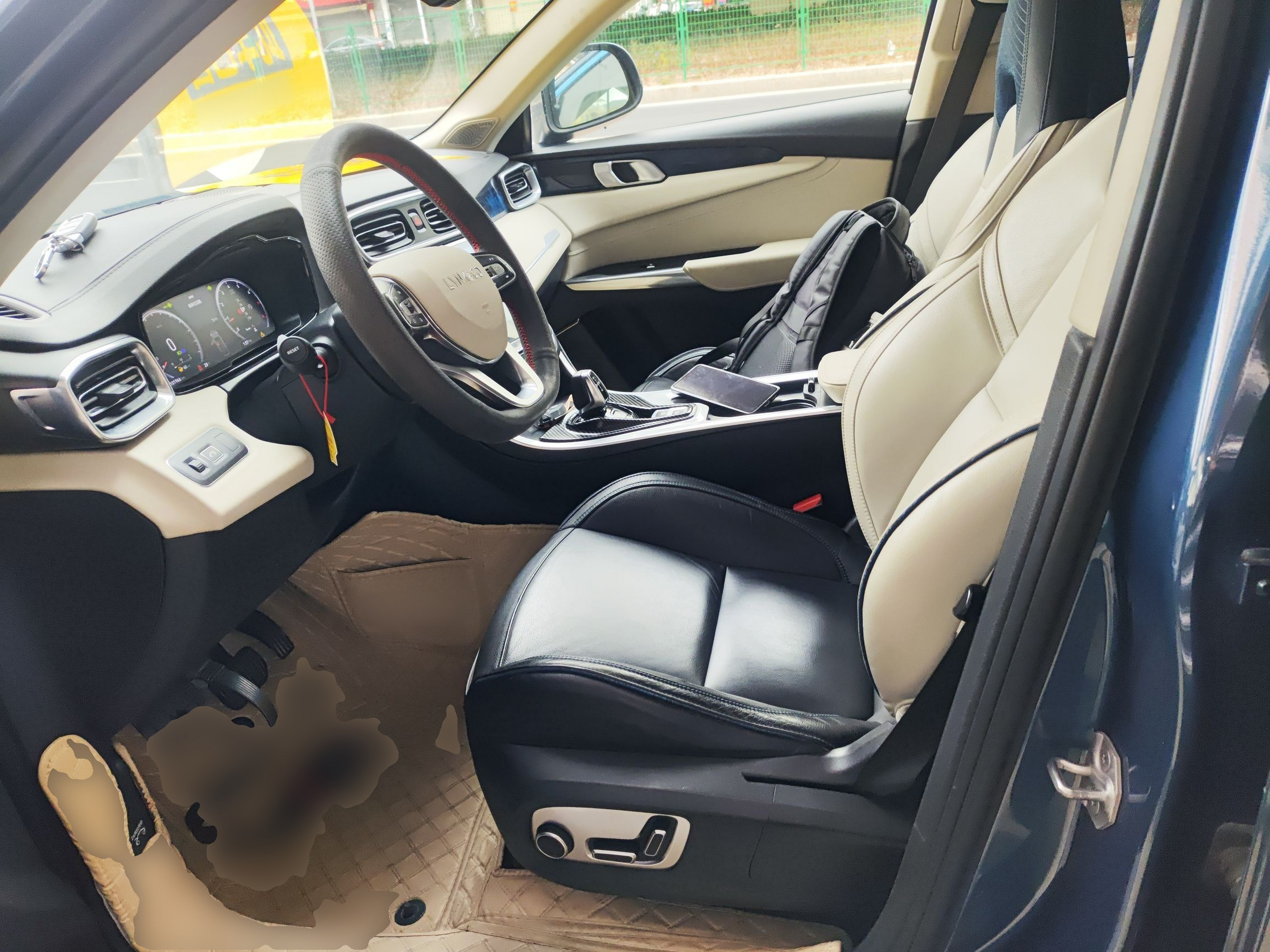 المقاعد الأمامية داخل السيارة