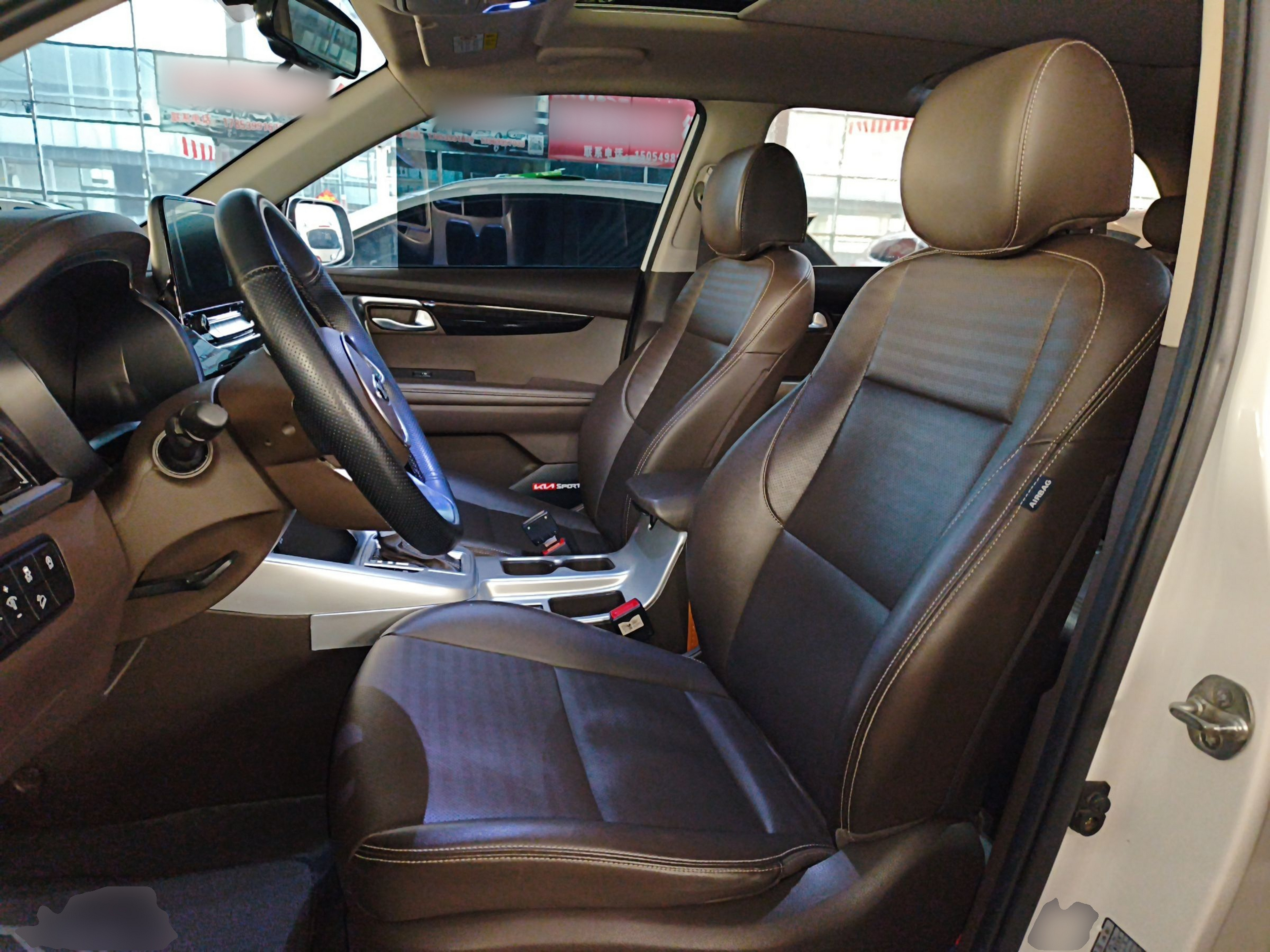 Переднее сиденье в автомобиле