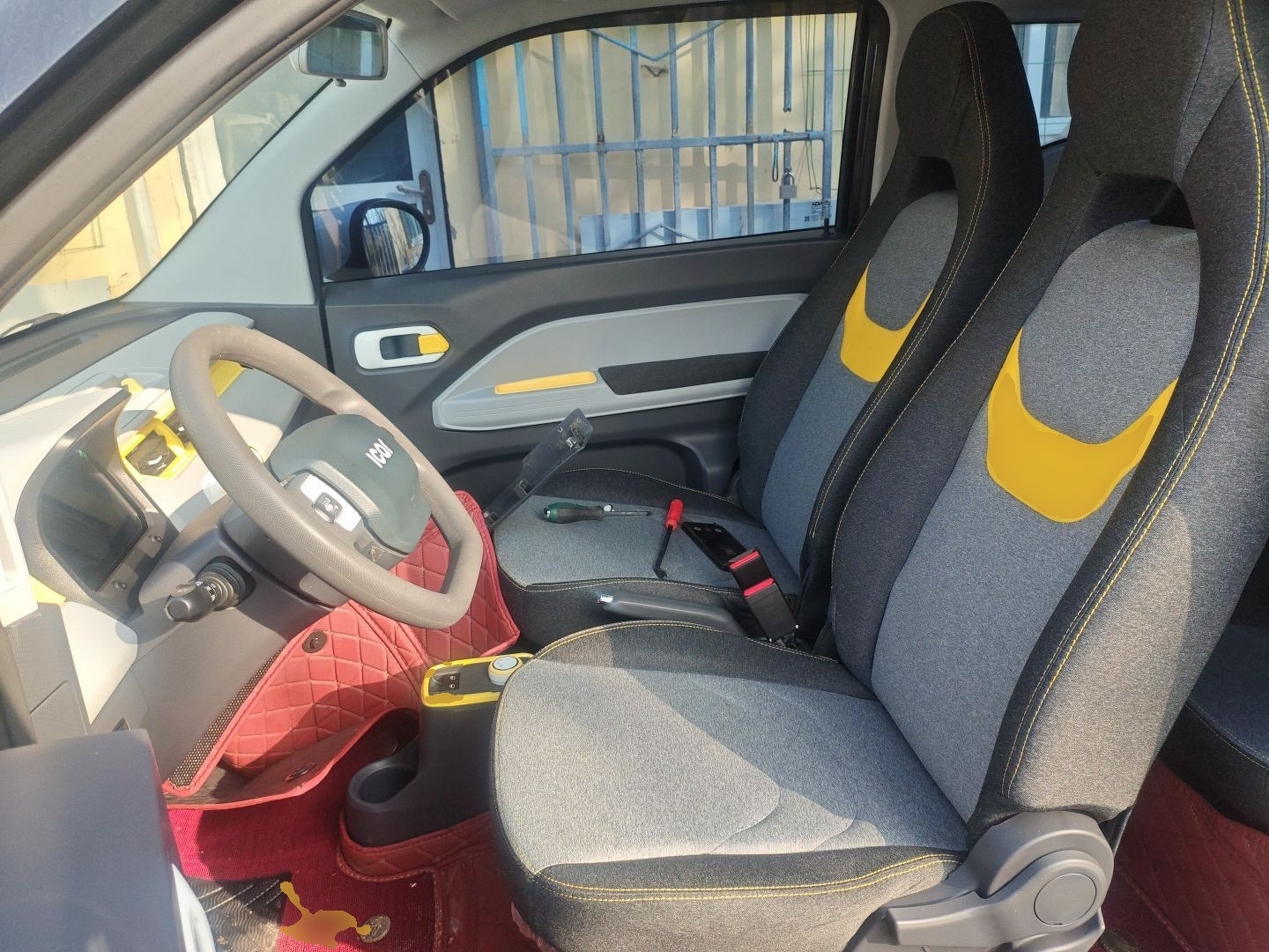 Переднее сиденье в автомобиле