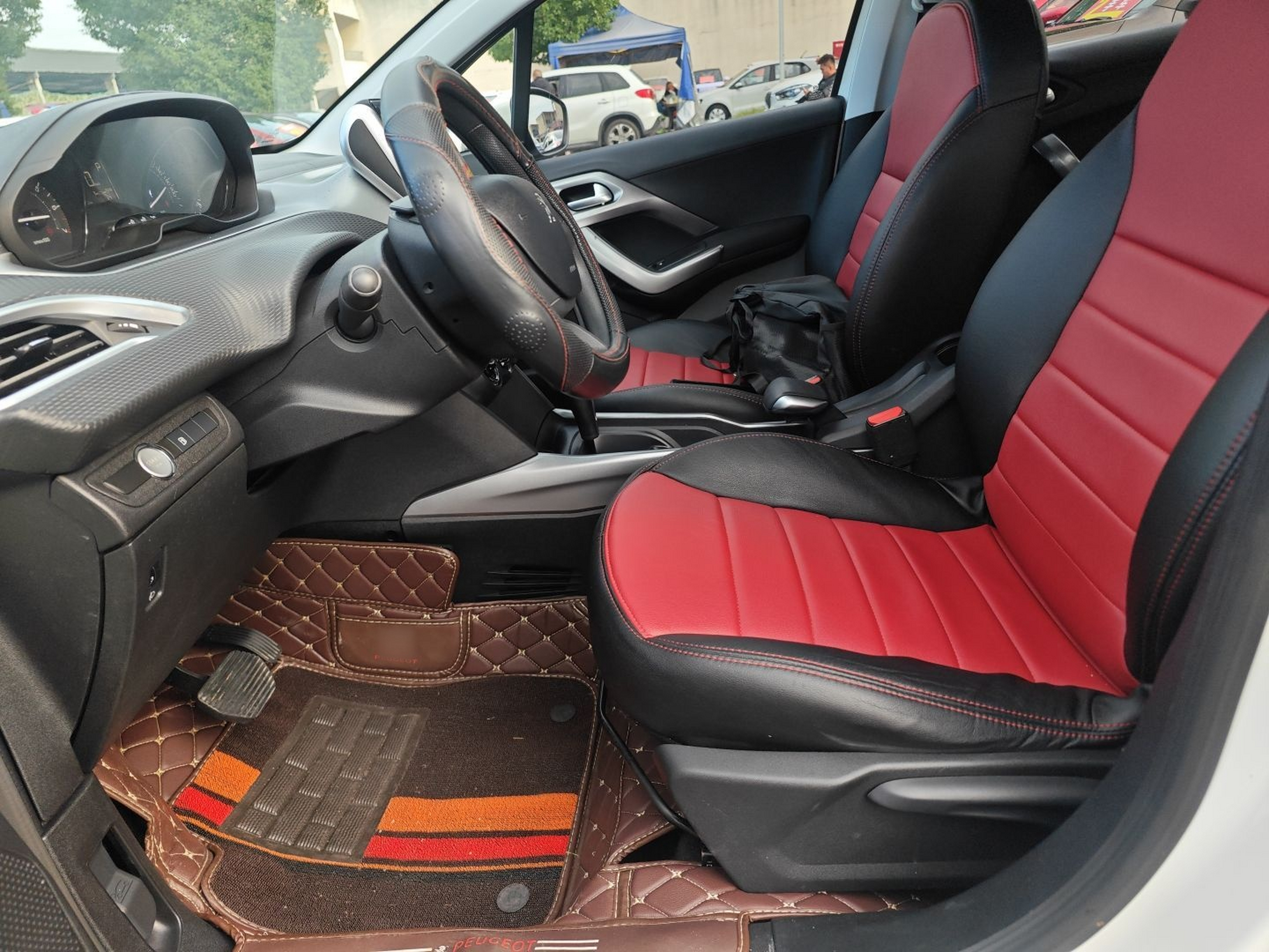 المقاعد الأمامية داخل السيارة