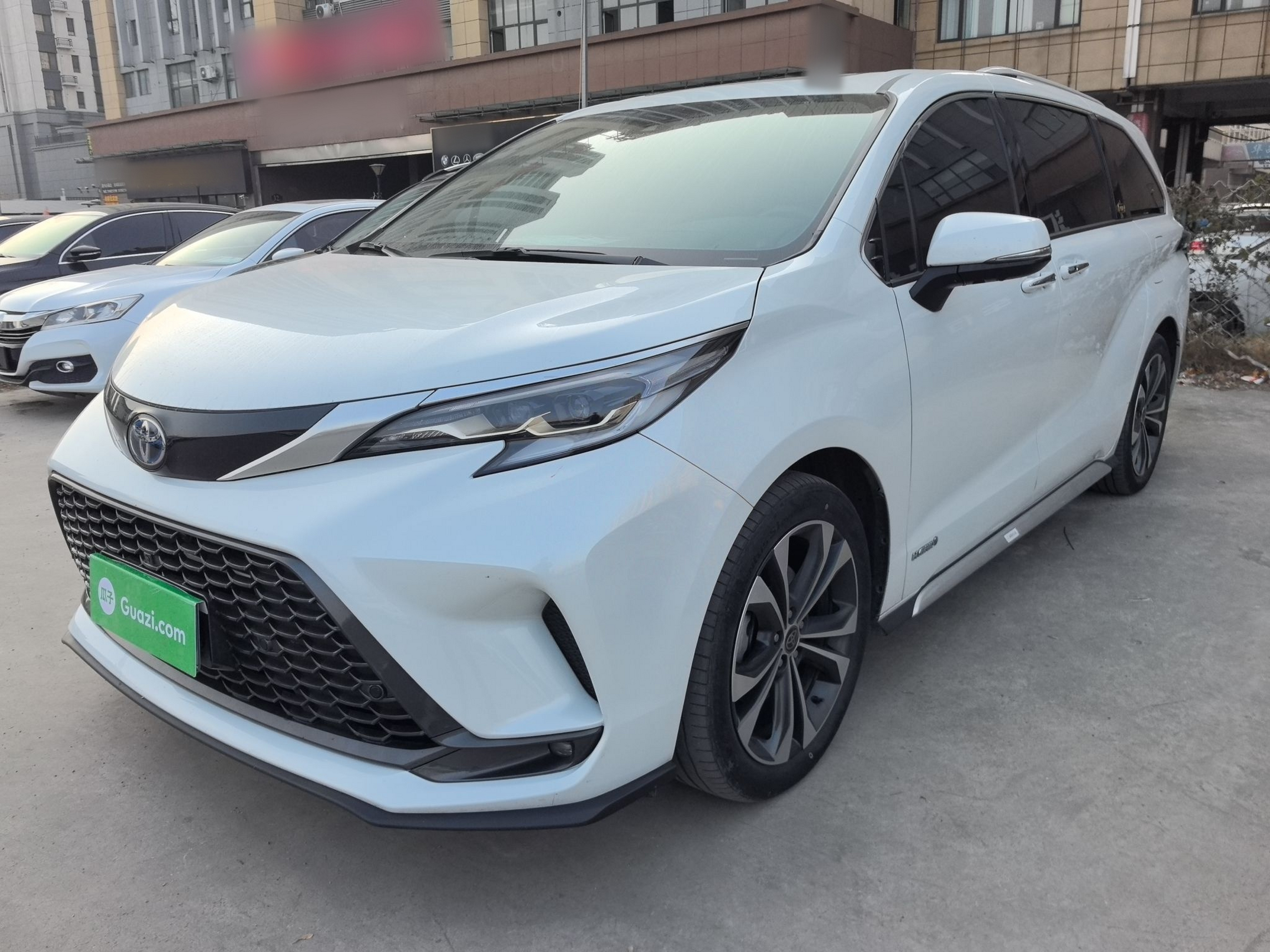 تحت مقدمة السيارة