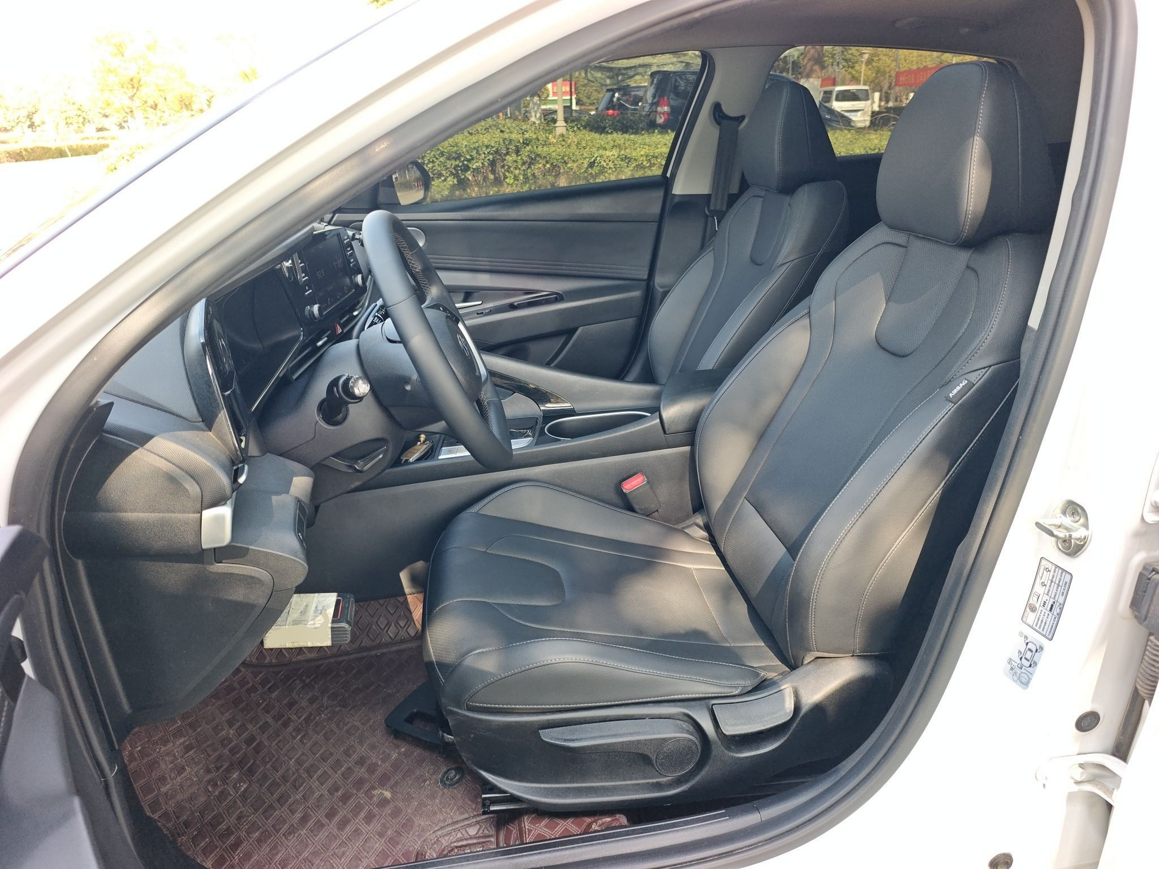 Переднее сиденье в автомобиле