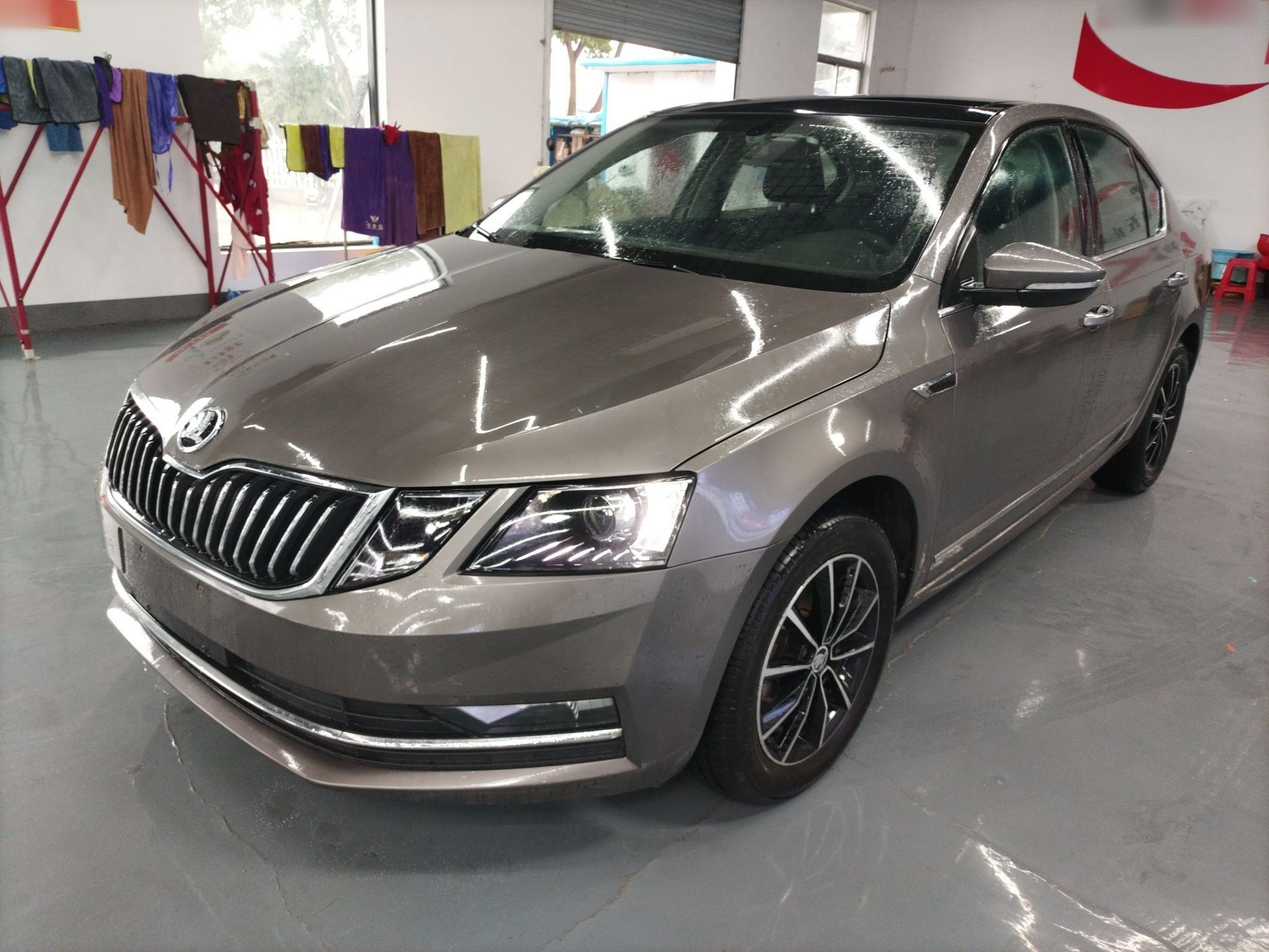 تحت مقدمة السيارة