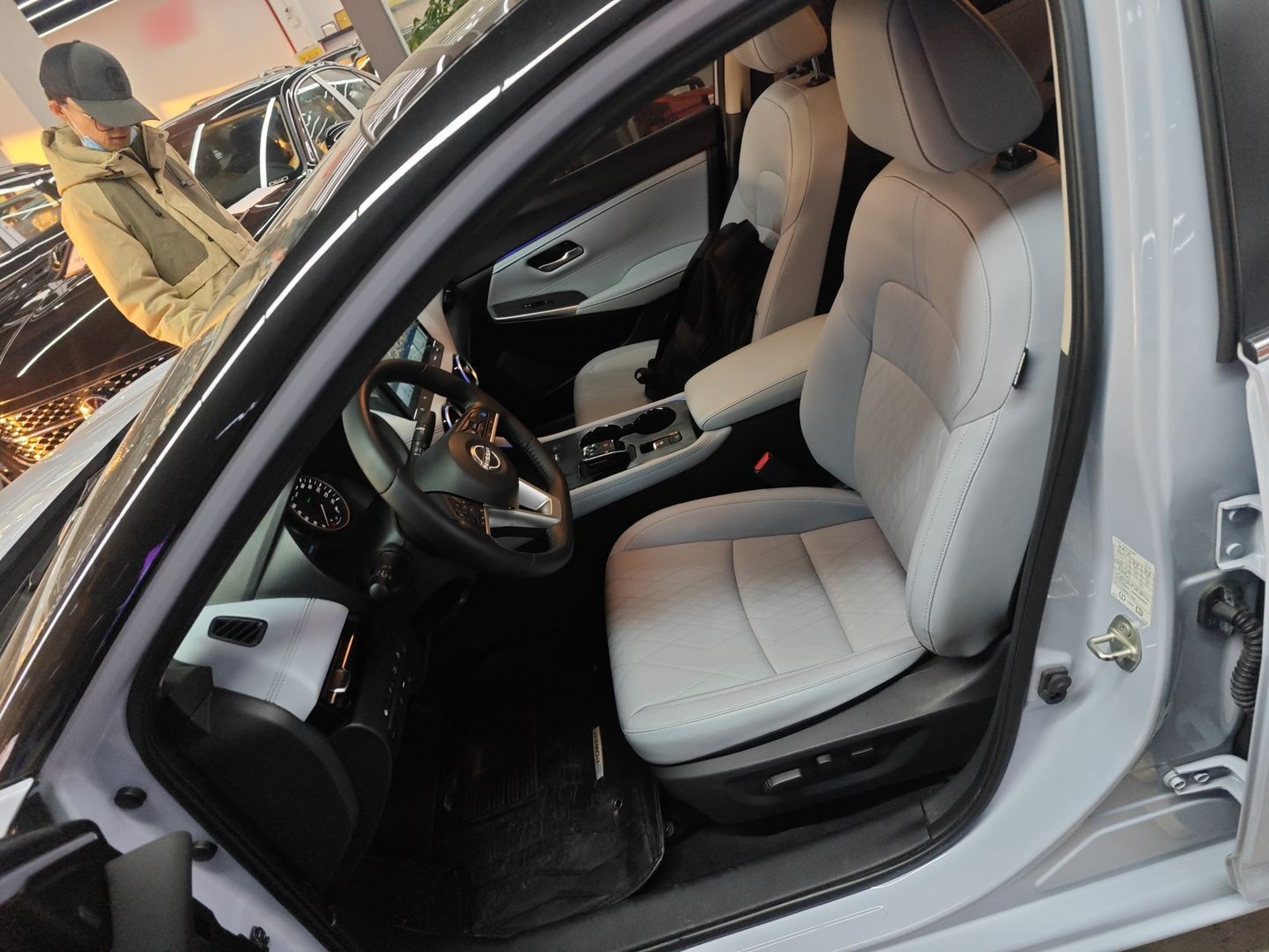 المقاعد الأمامية داخل السيارة