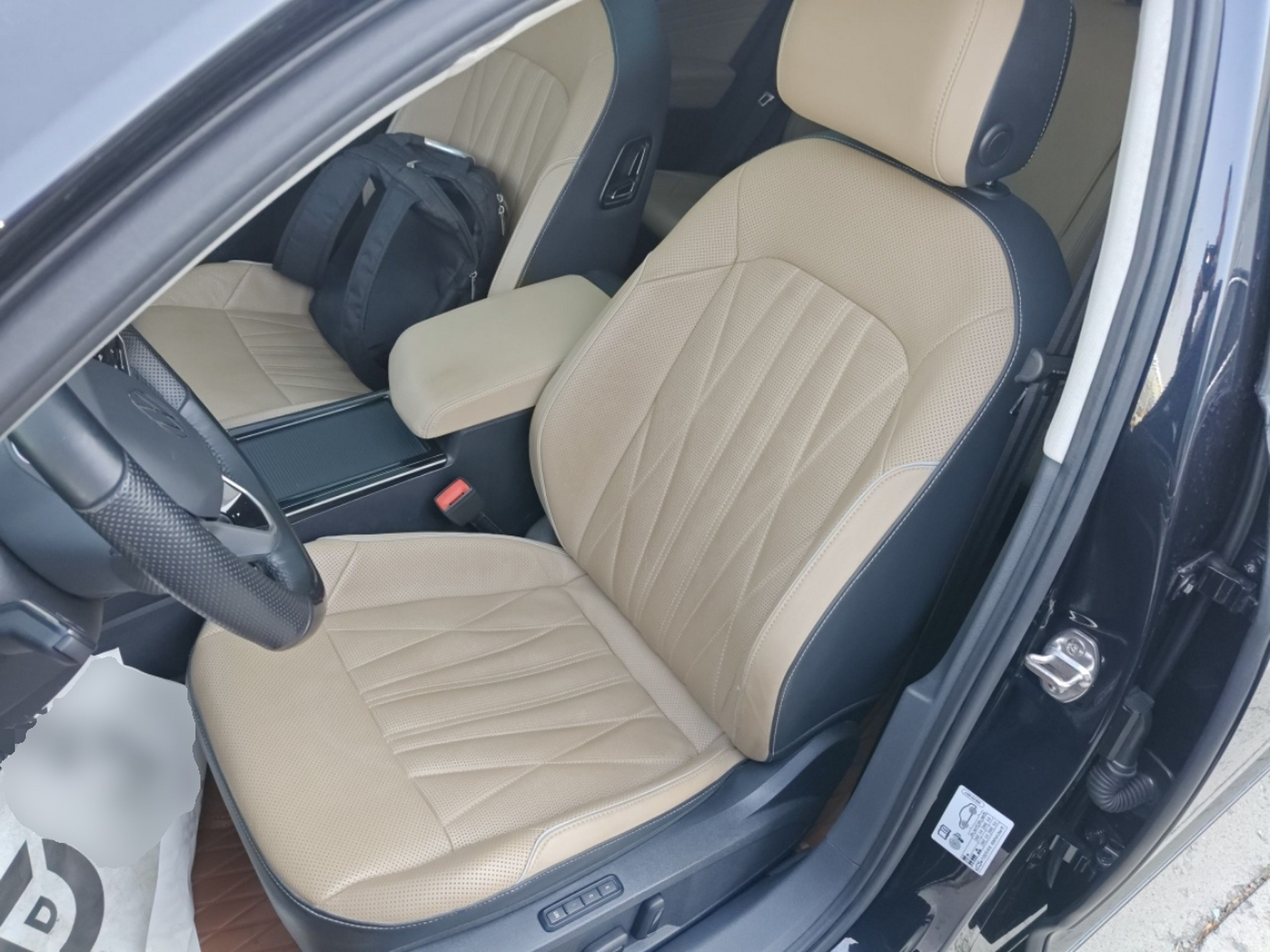 Переднее сиденье в автомобиле