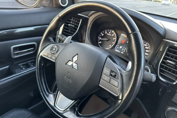 Used Mitsubishi Outlander 2016 2.4L 4x4 Luxury Edition 7-Seater

