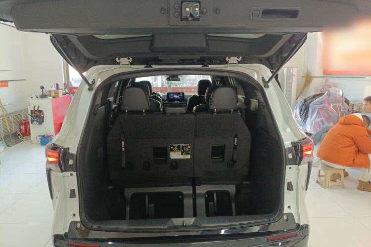 Used Toyota Granvia 2024 2.5L Hybrid Luxury Edition