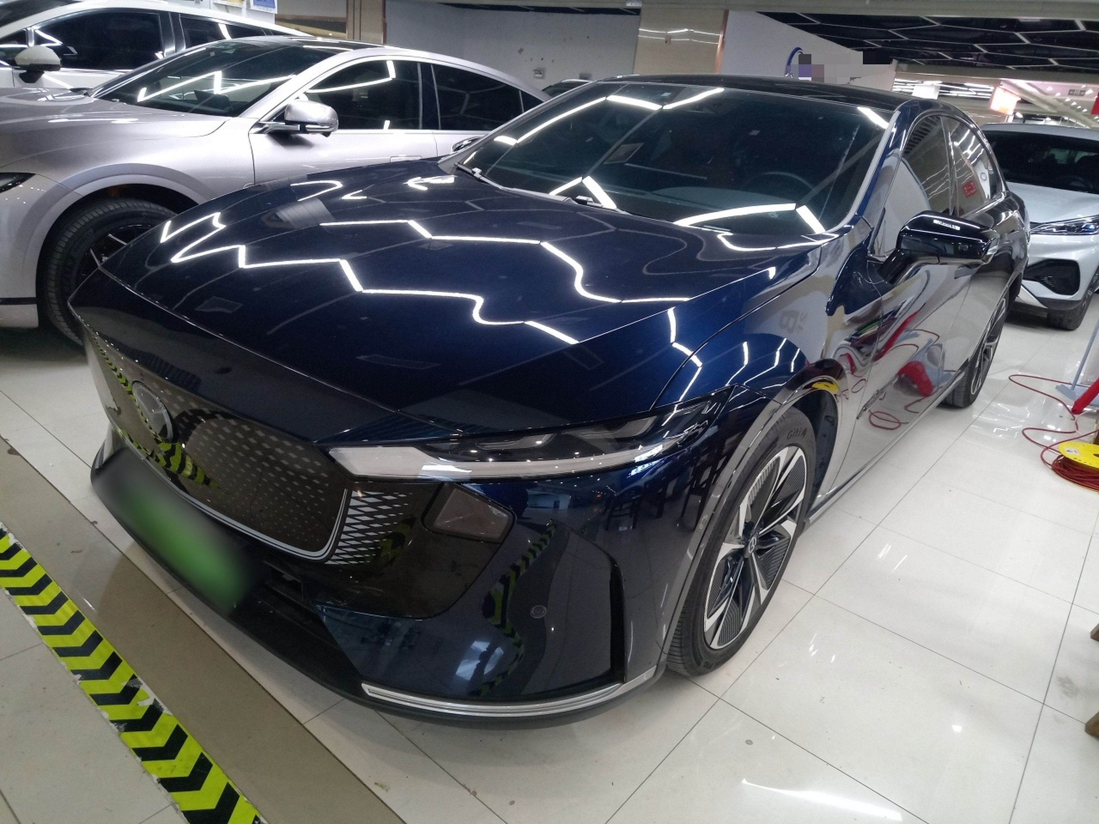 Под передней частью автомобиля