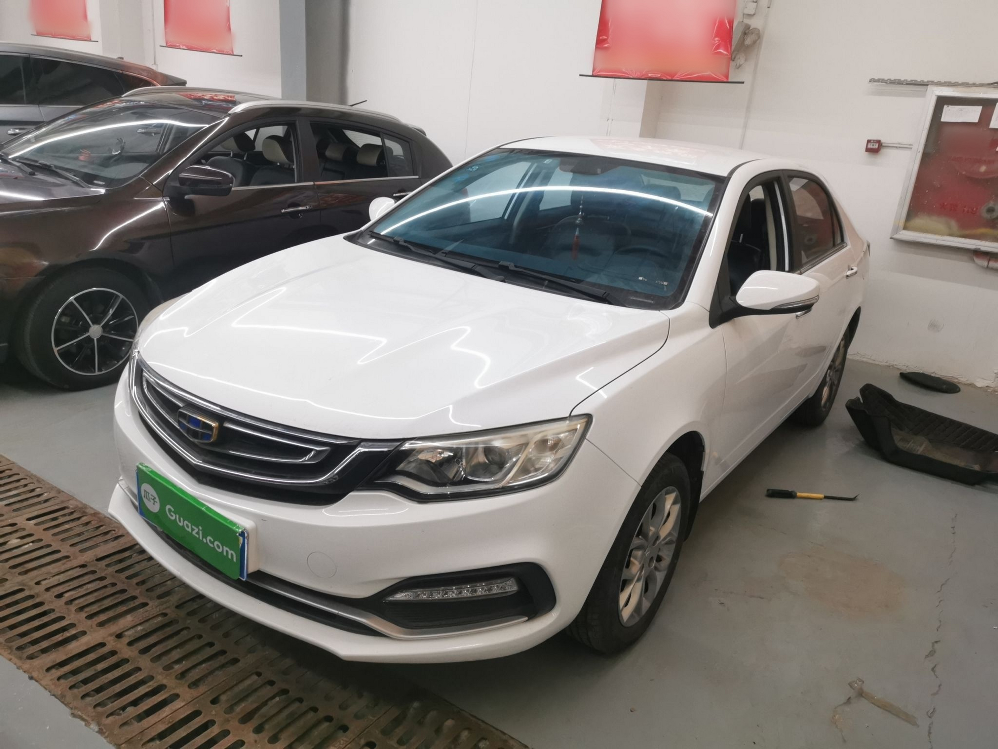 تحت مقدمة السيارة