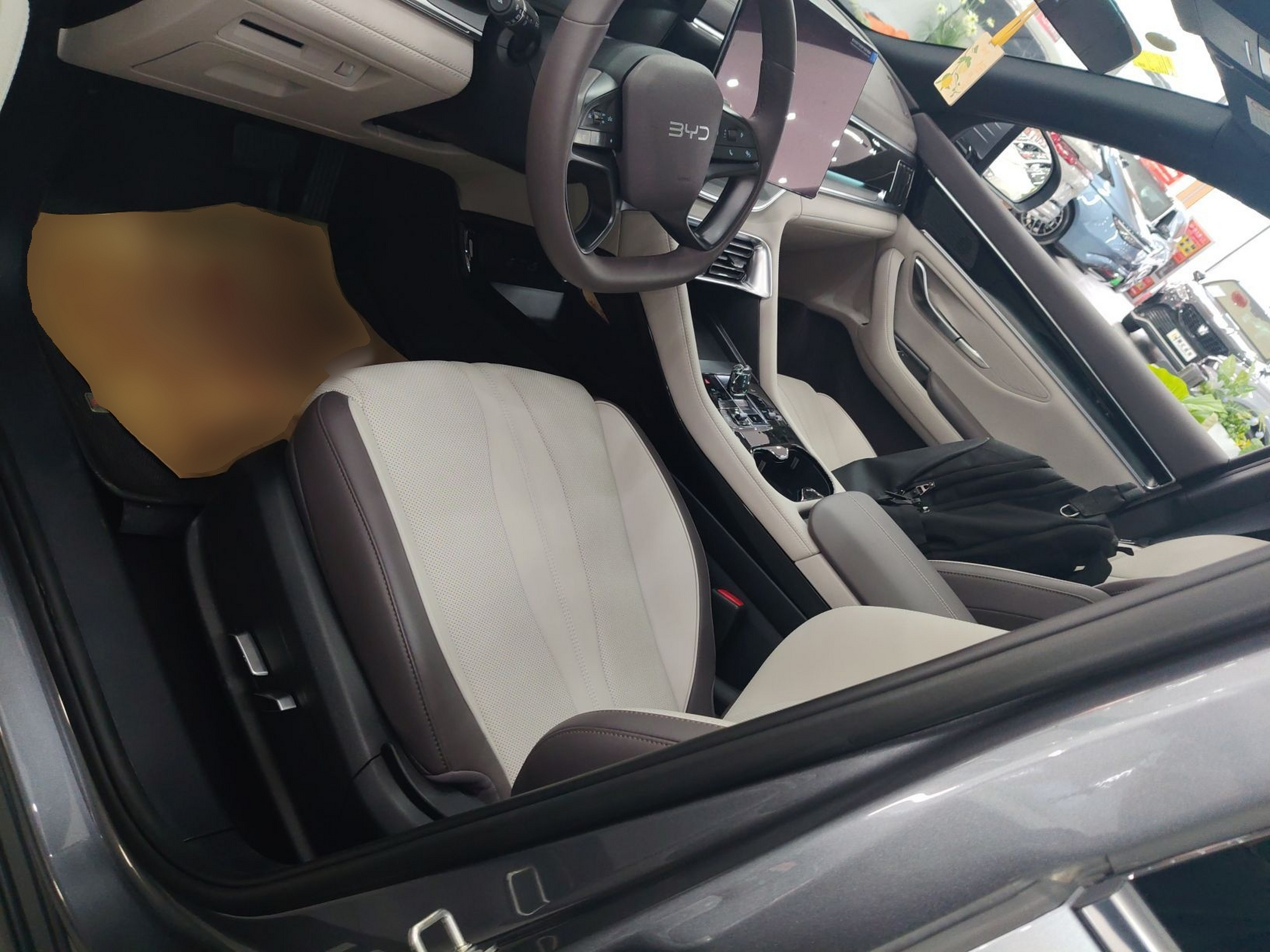 المقاعد الأمامية داخل السيارة