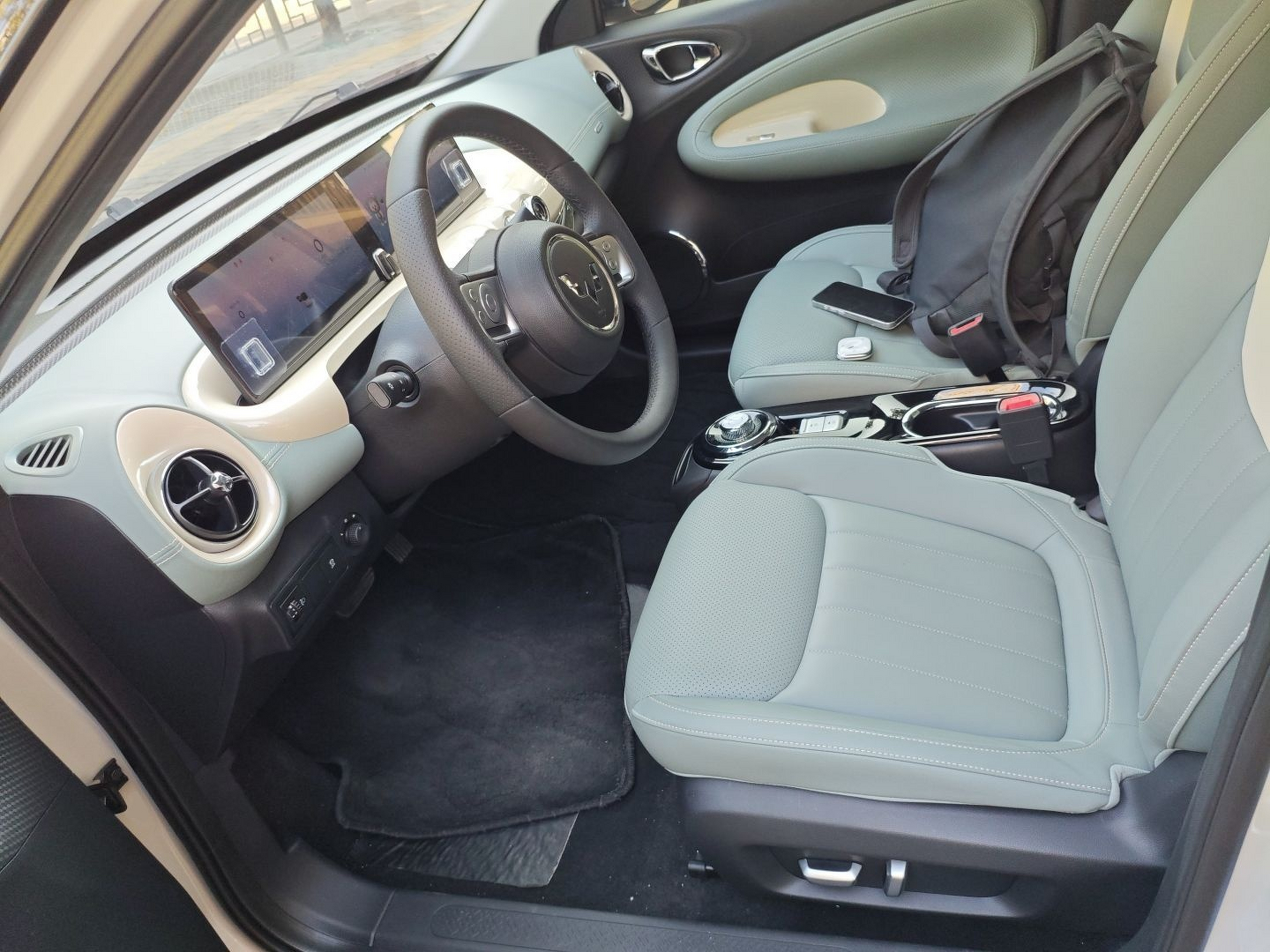 Переднее сиденье в автомобиле