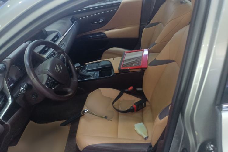 Used Lexus ES 2020 300h Premier Edition
