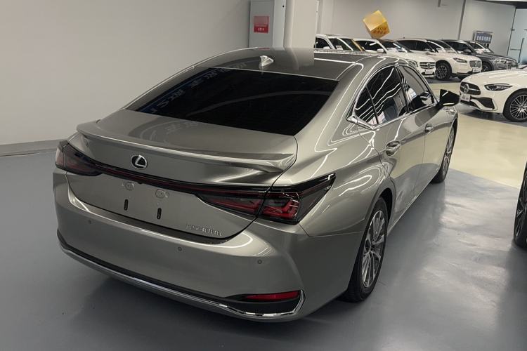 Used Lexus ES 2025 300h Deluxe Edition
