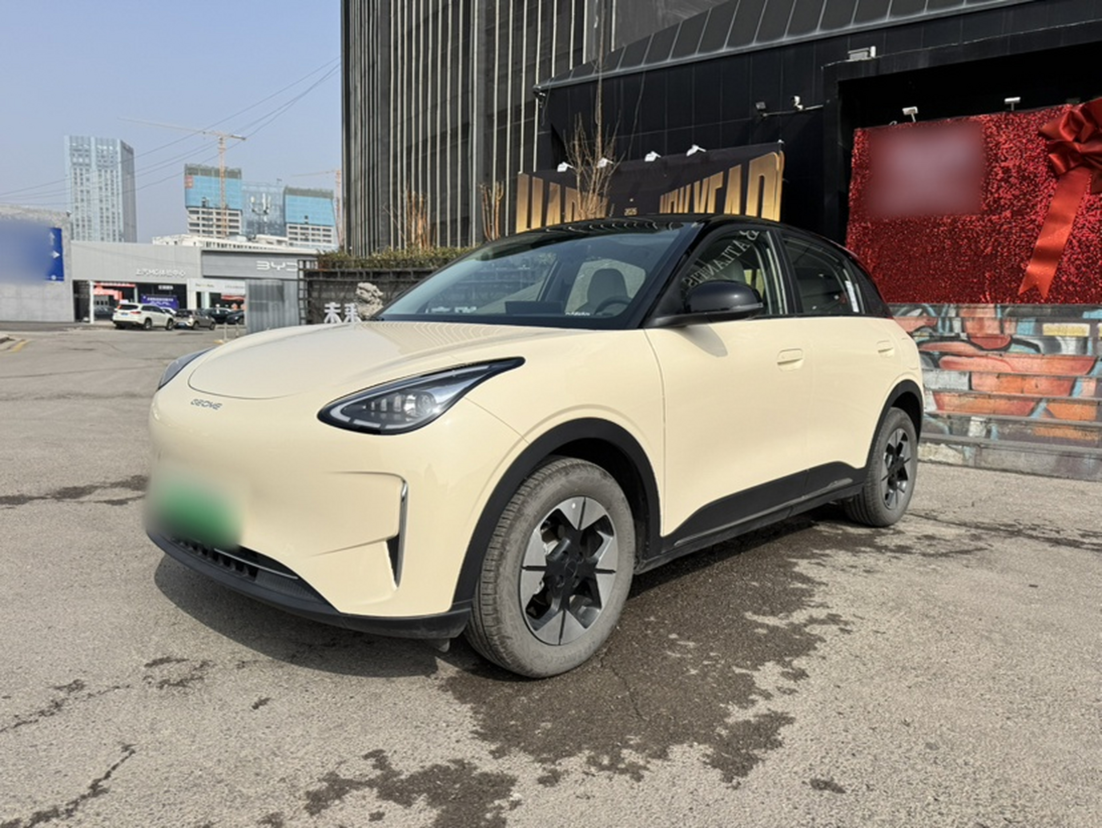 تحت مقدمة السيارة