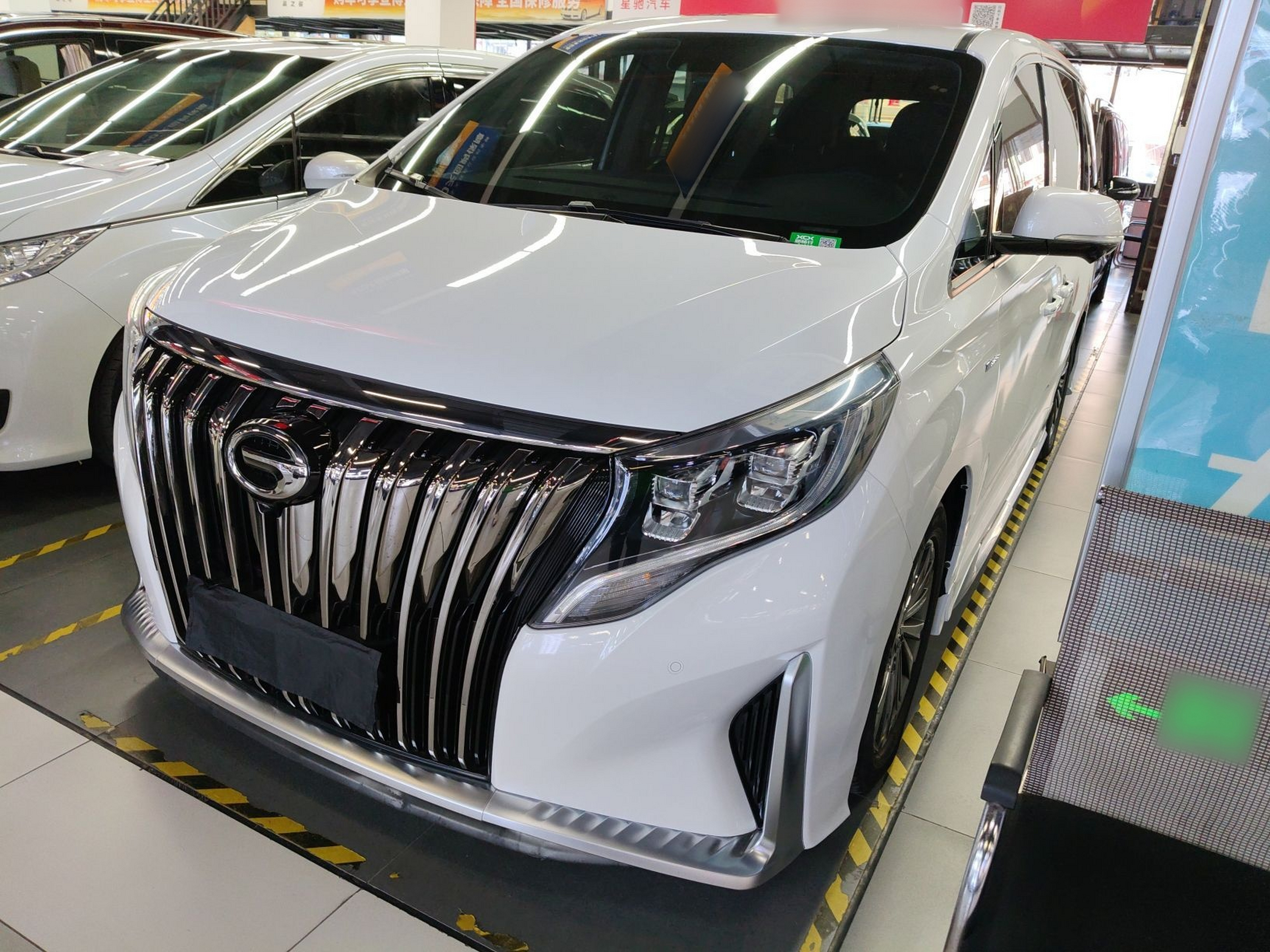 تحت مقدمة السيارة