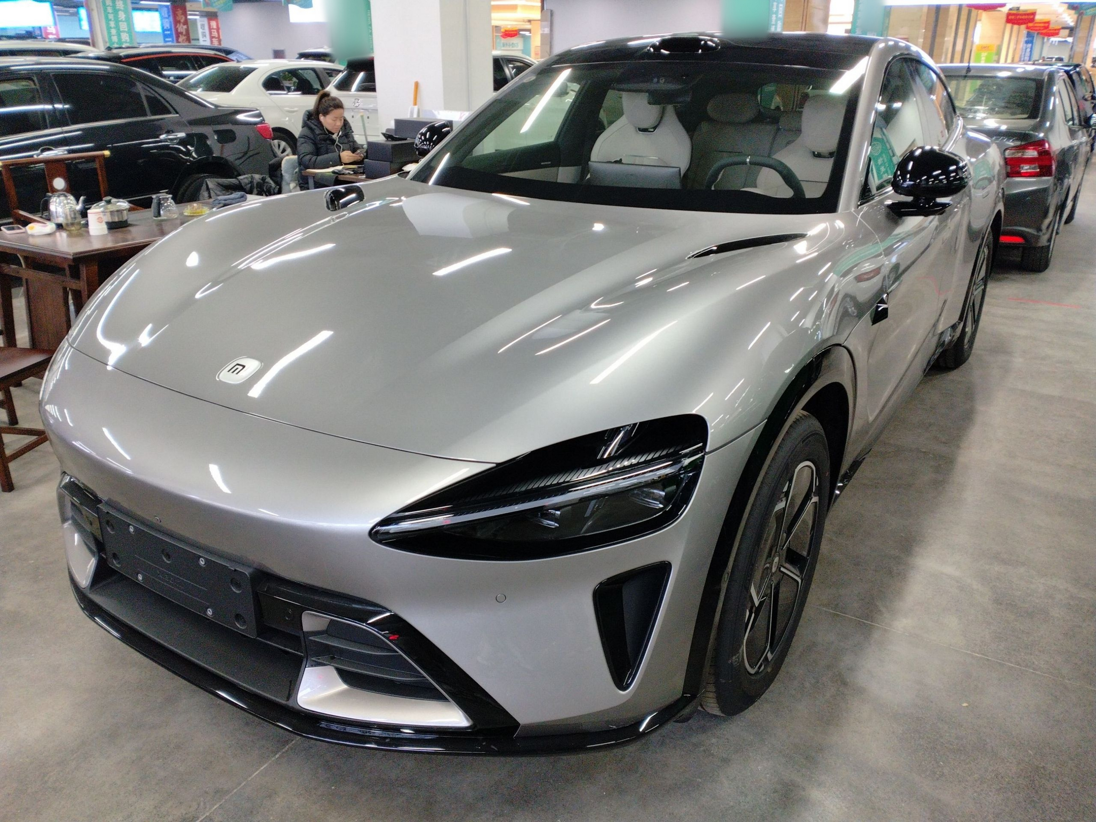 Под передней частью автомобиля