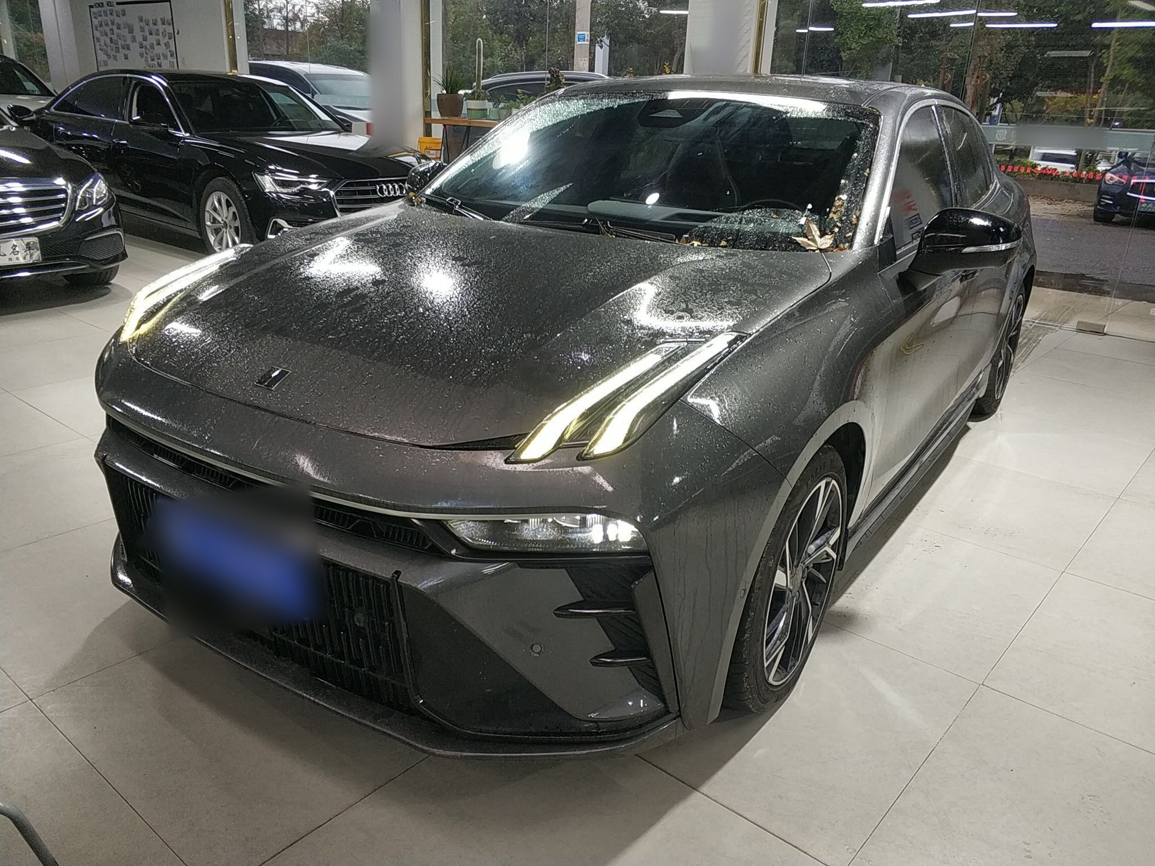 Под передней частью автомобиля