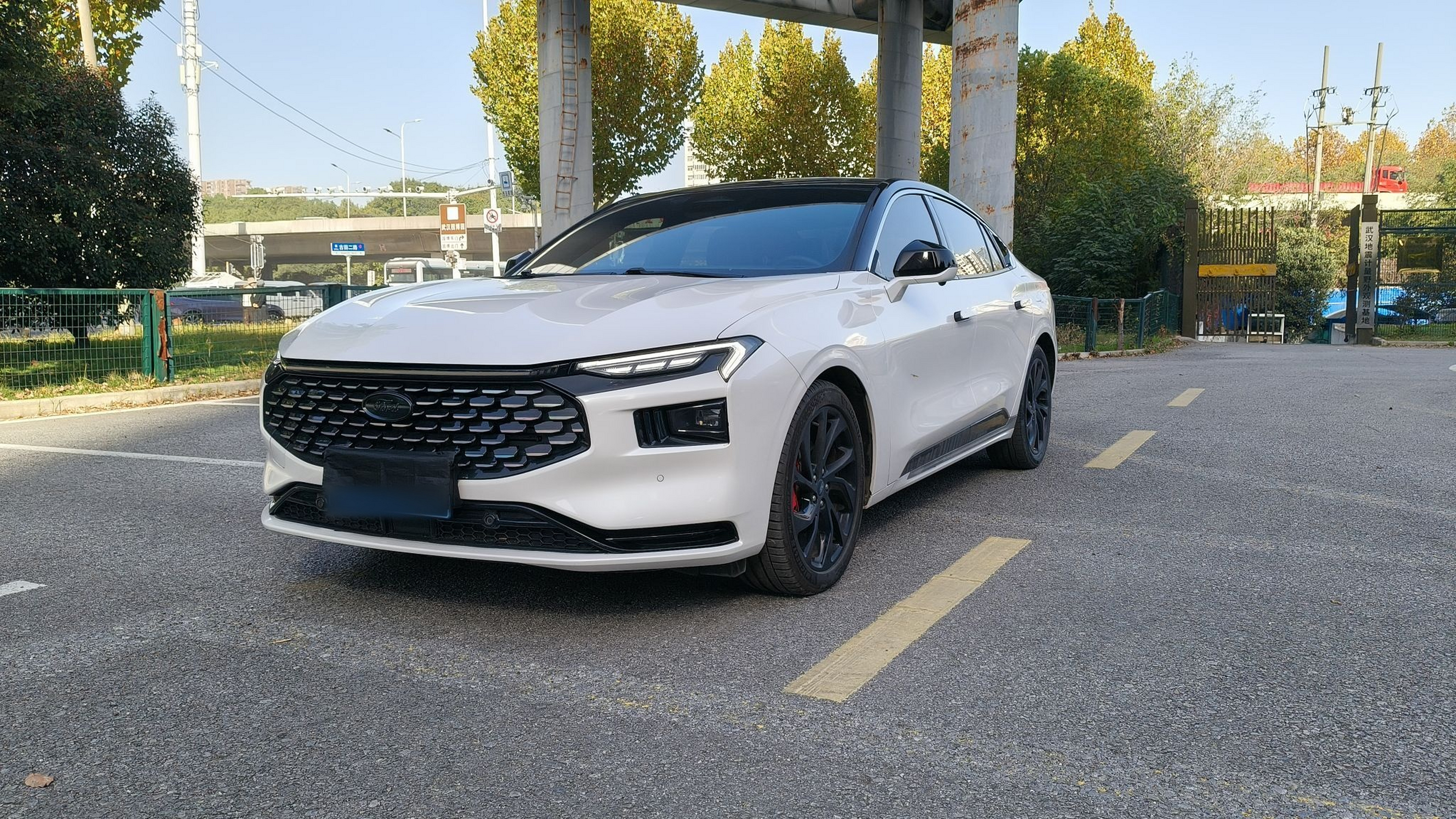 Под передней частью автомобиля