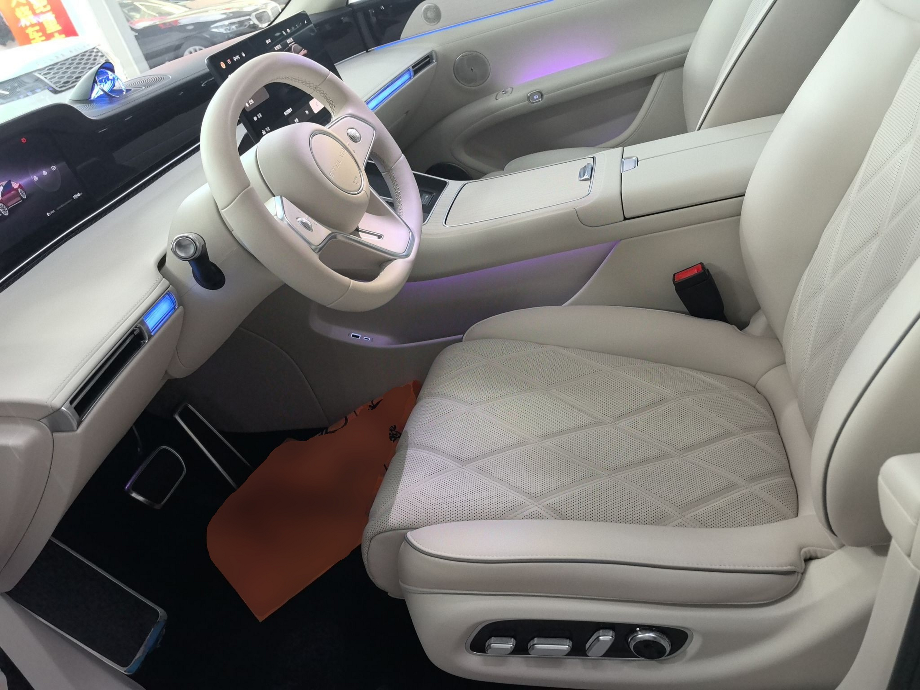 المقاعد الأمامية داخل السيارة