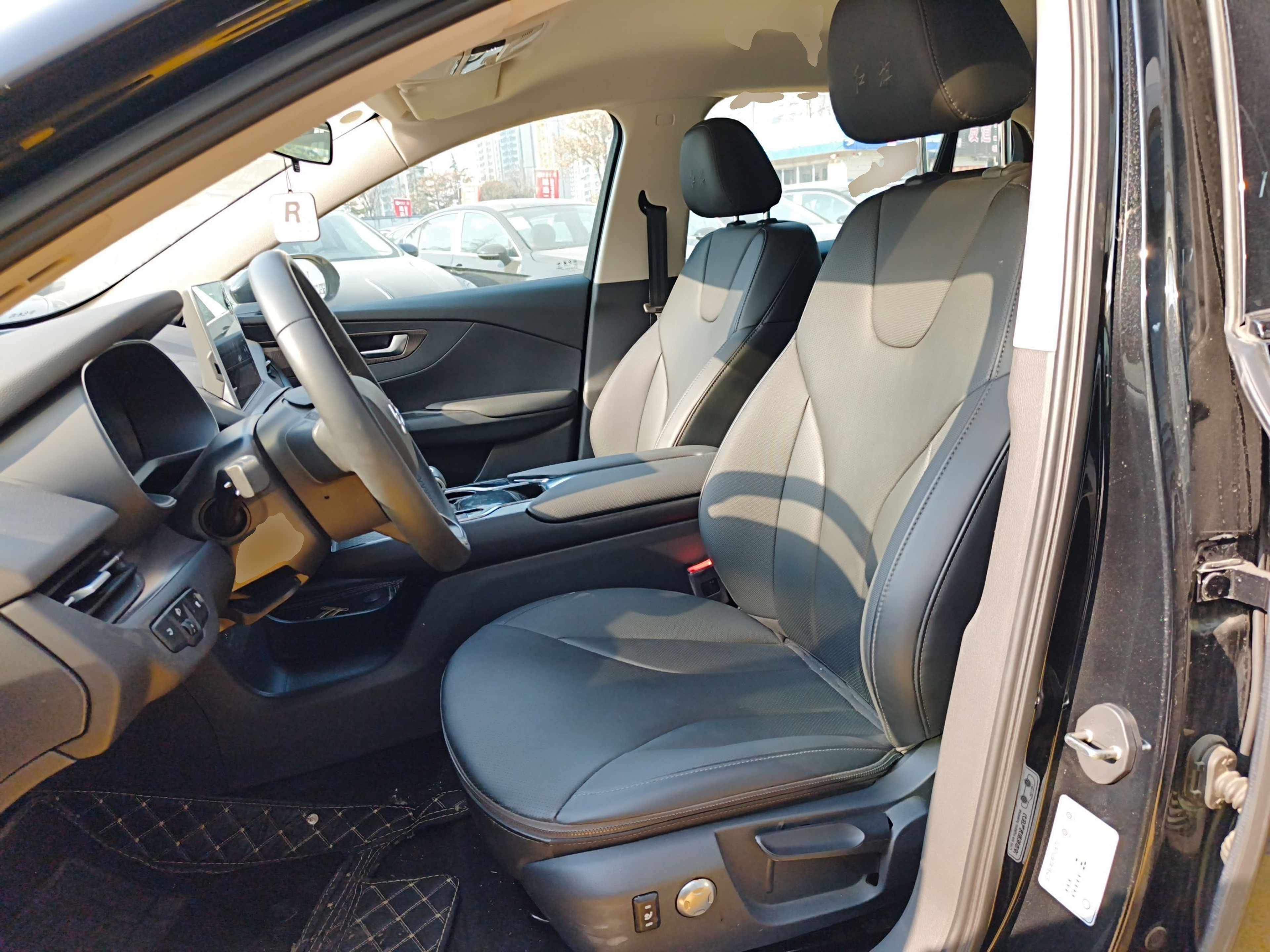 المقاعد الأمامية داخل السيارة