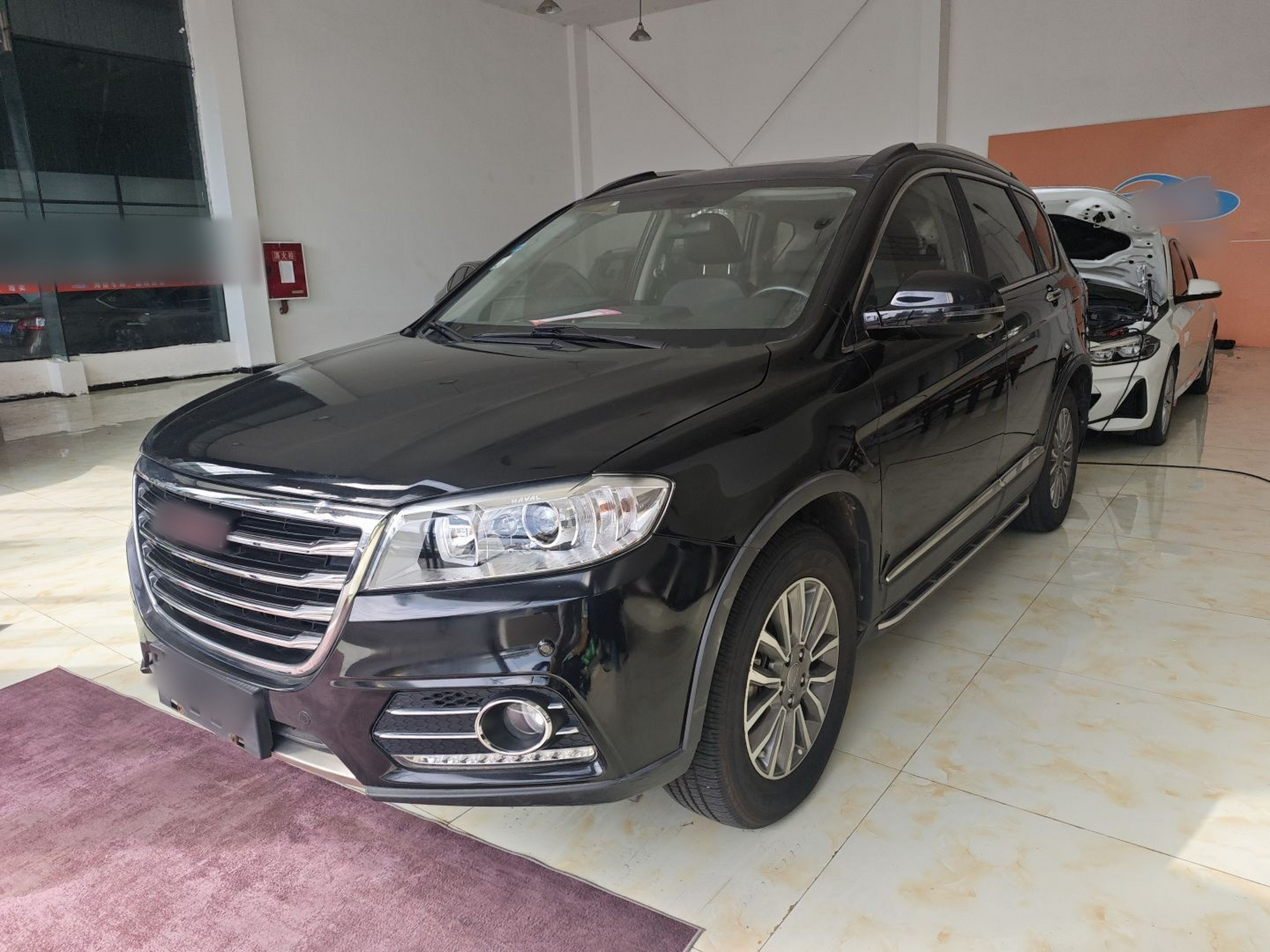 تحت مقدمة السيارة