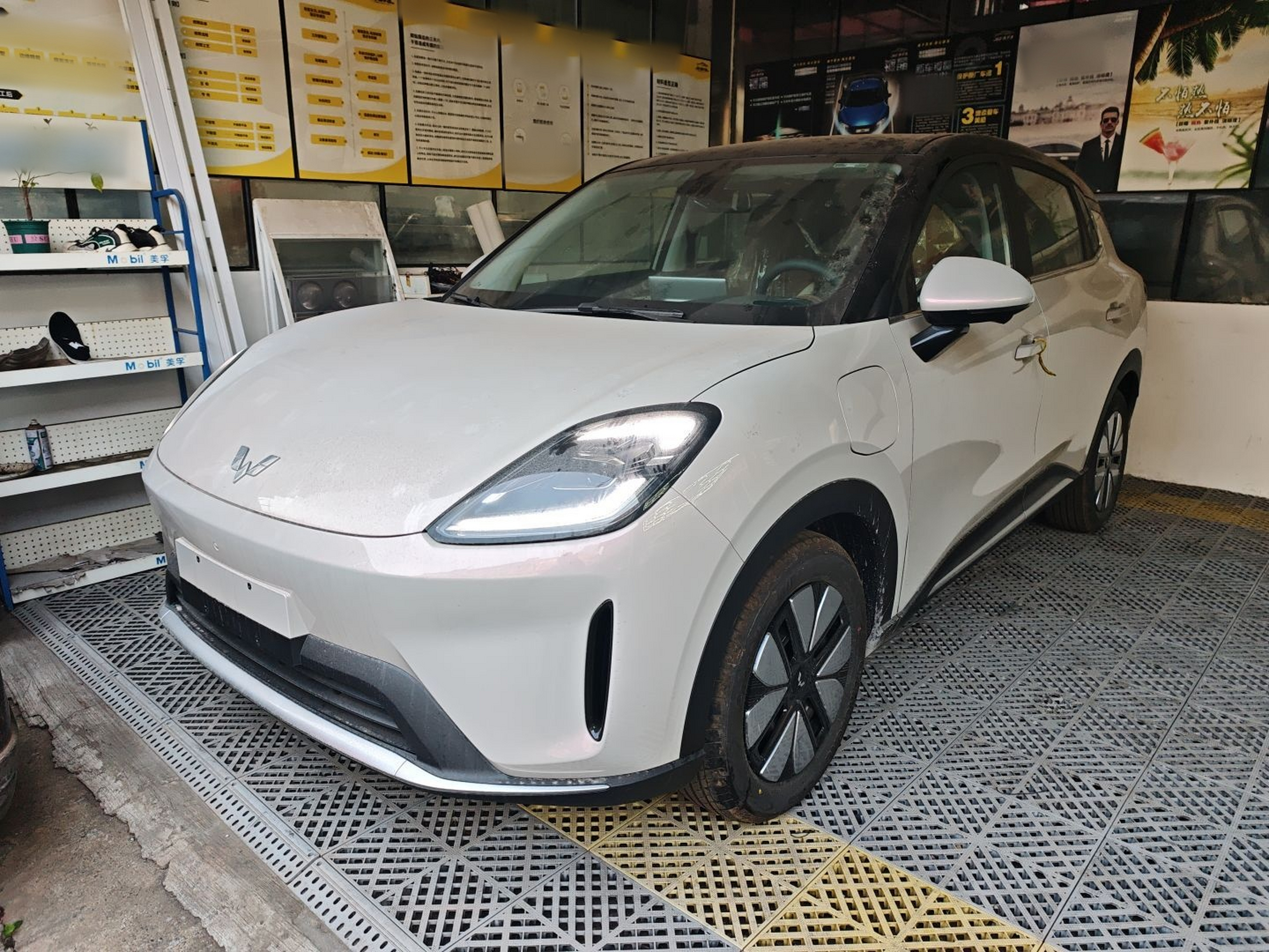 Под передней частью автомобиля