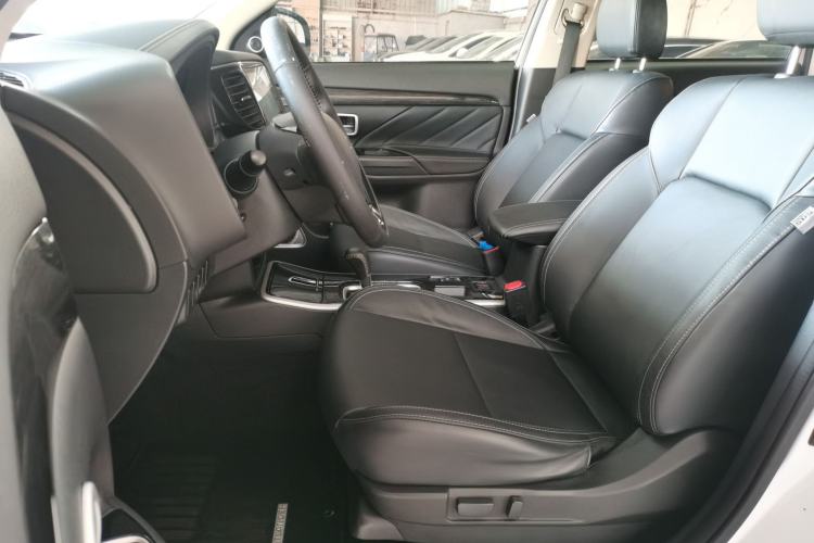 Used Mitsubishi Outlander 2019 2.0L Two-Wheel Drive Comfort Edition 5 Seats China VI Standard
