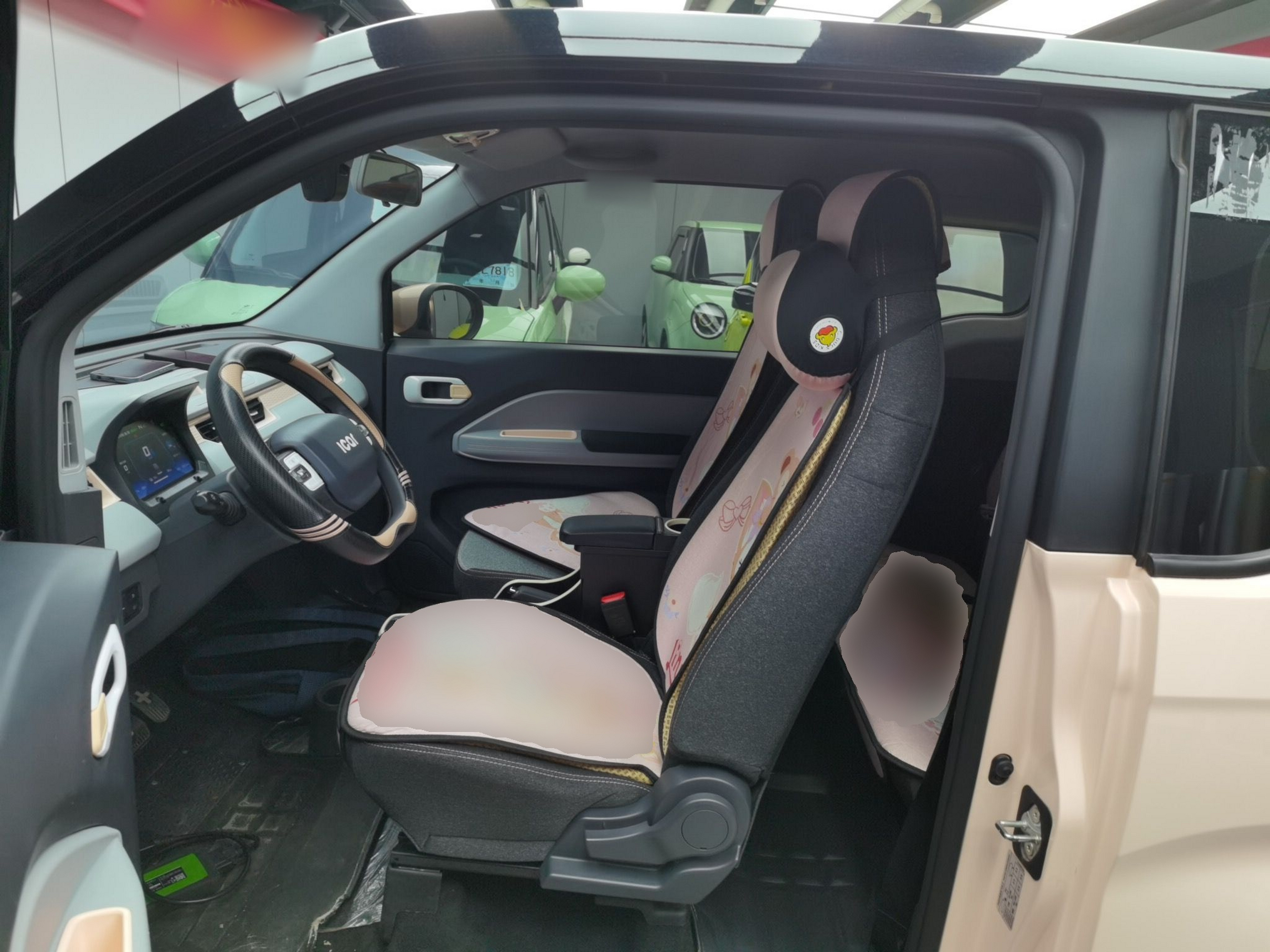 المقاعد الأمامية داخل السيارة