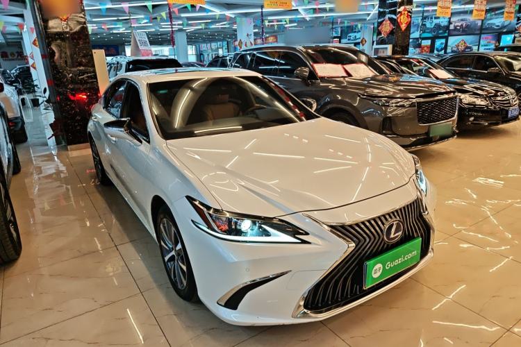 Used Lexus ES 2020 300h Premier Edition
