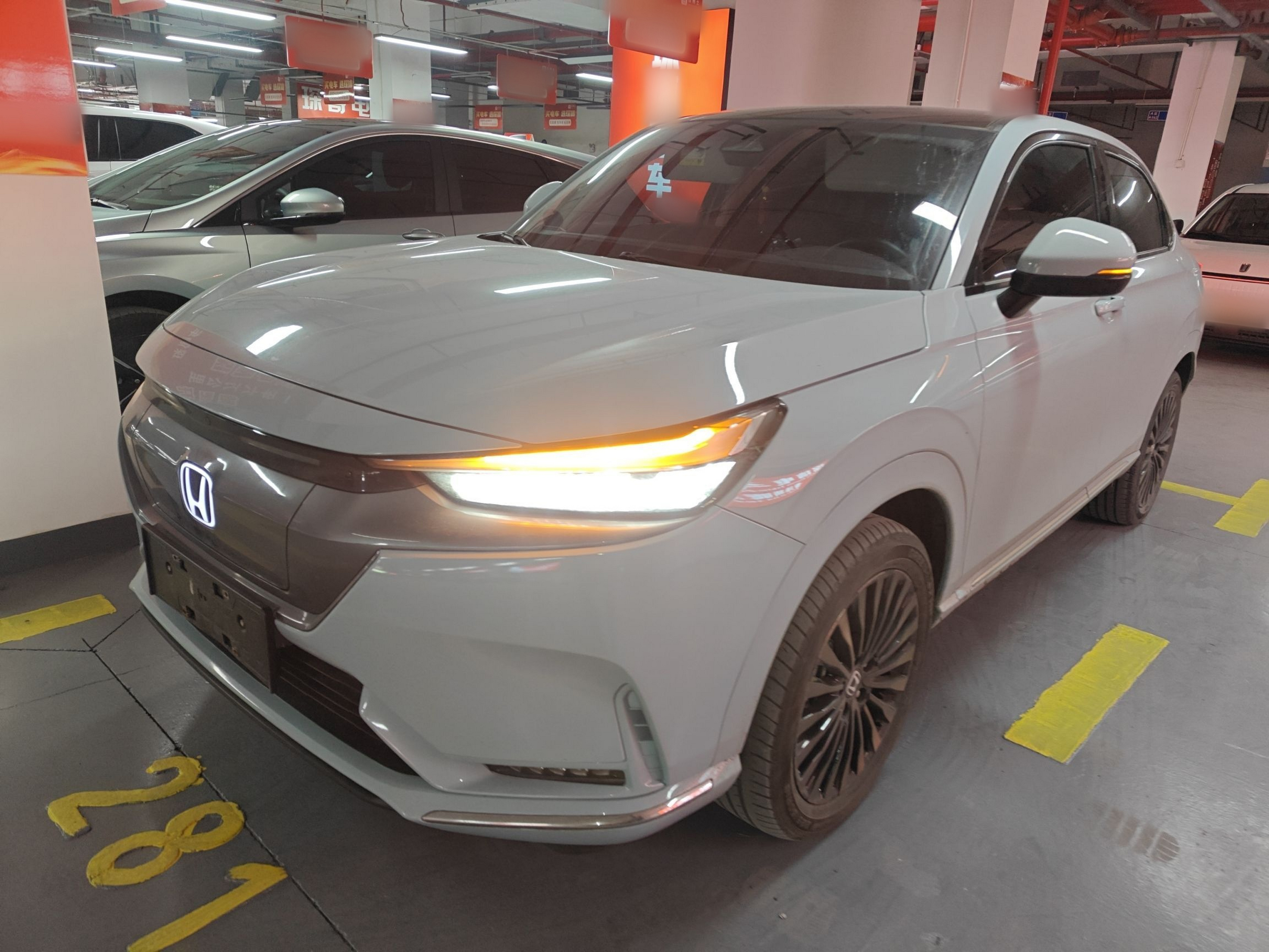 Под передней частью автомобиля