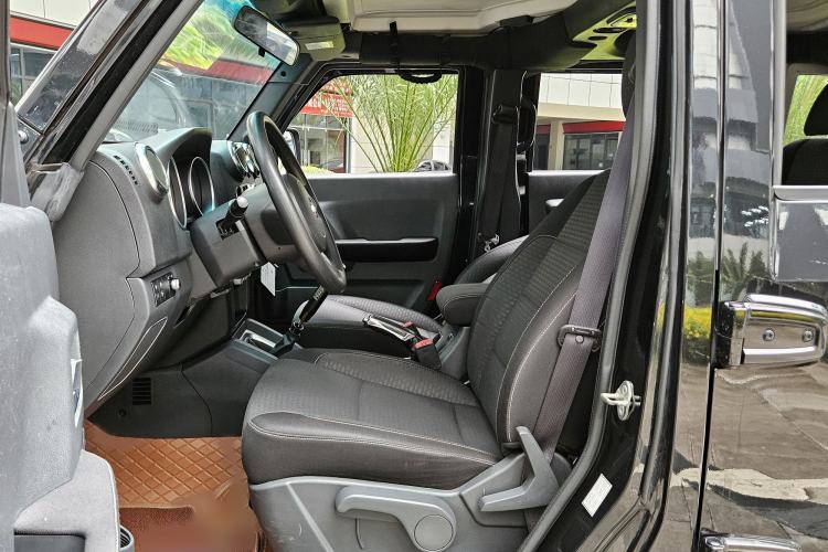 Used Beijing Auto BJ40 2016 40L 2.0T Manual Two-Wheel Drive Luxury Edition
