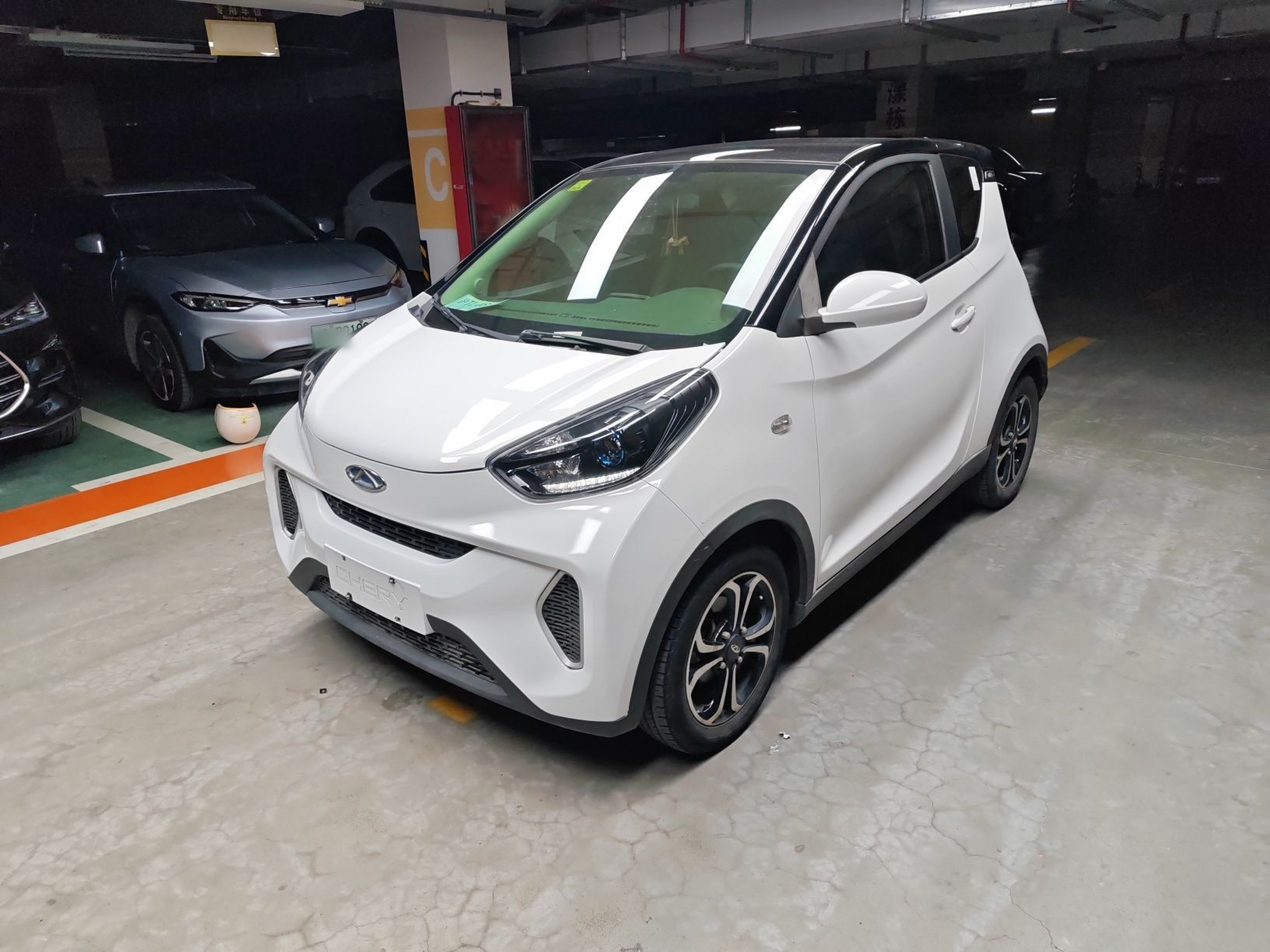 Под передней частью автомобиля