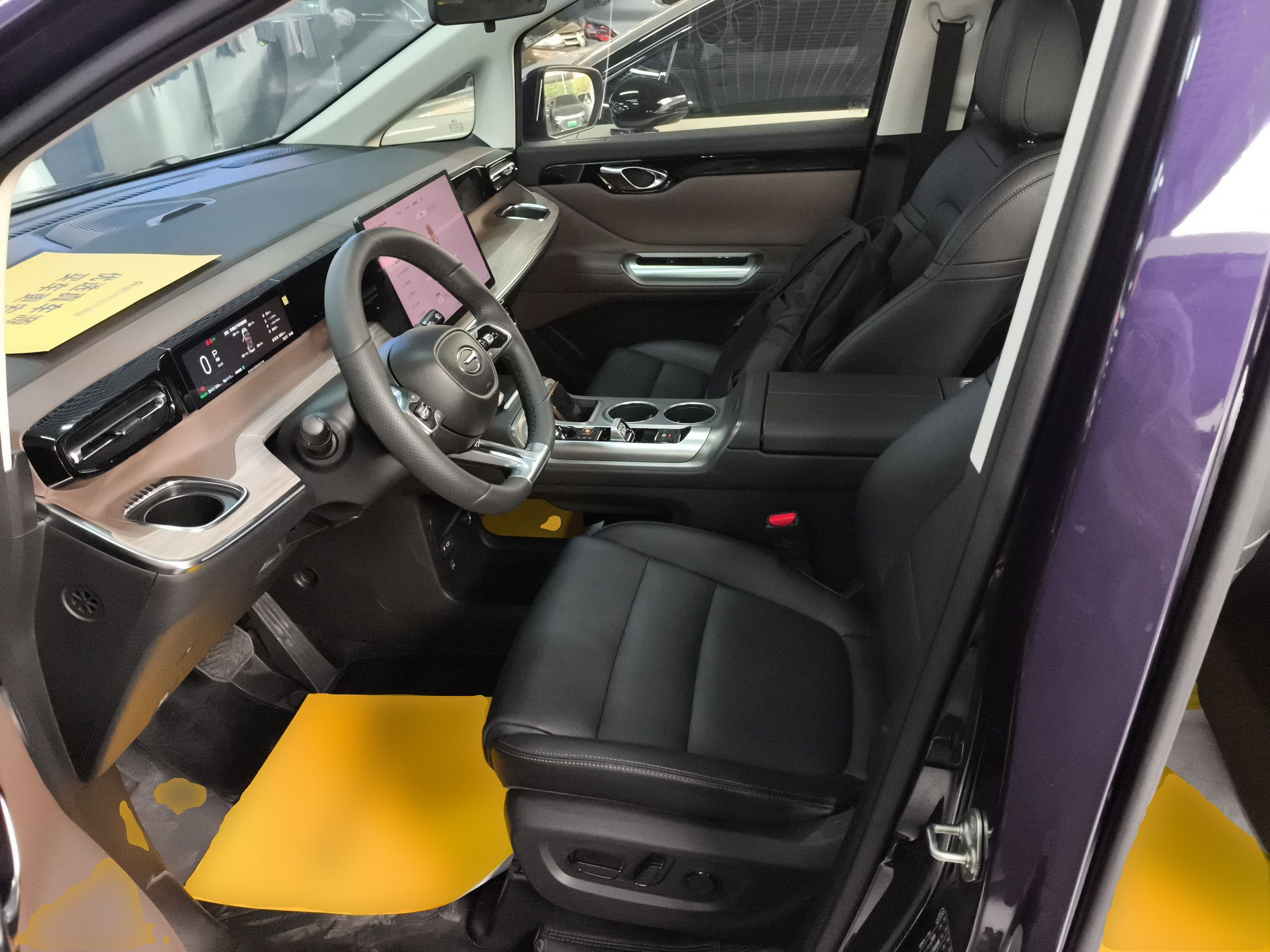 المقاعد الأمامية داخل السيارة