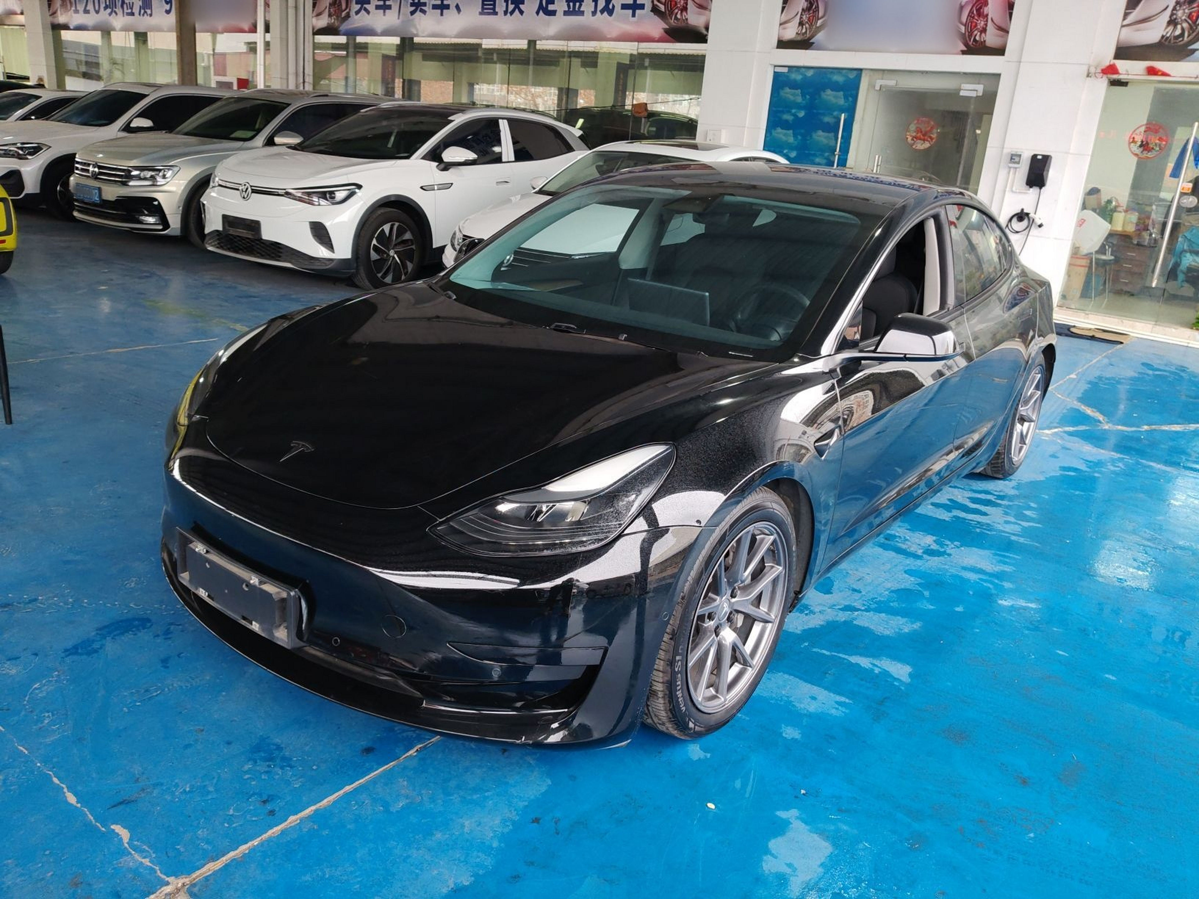 Под передней частью автомобиля