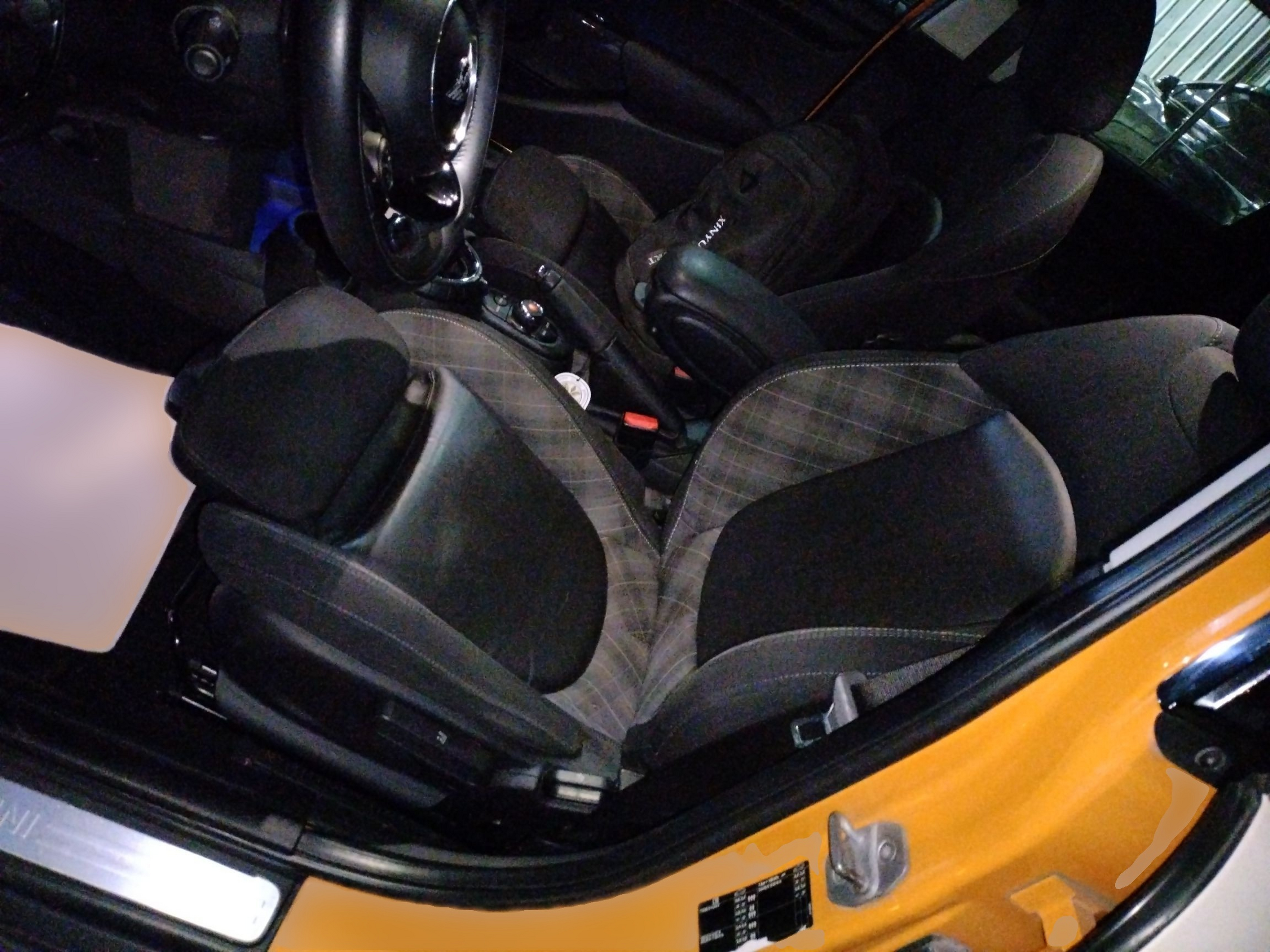 Переднее сиденье в автомобиле