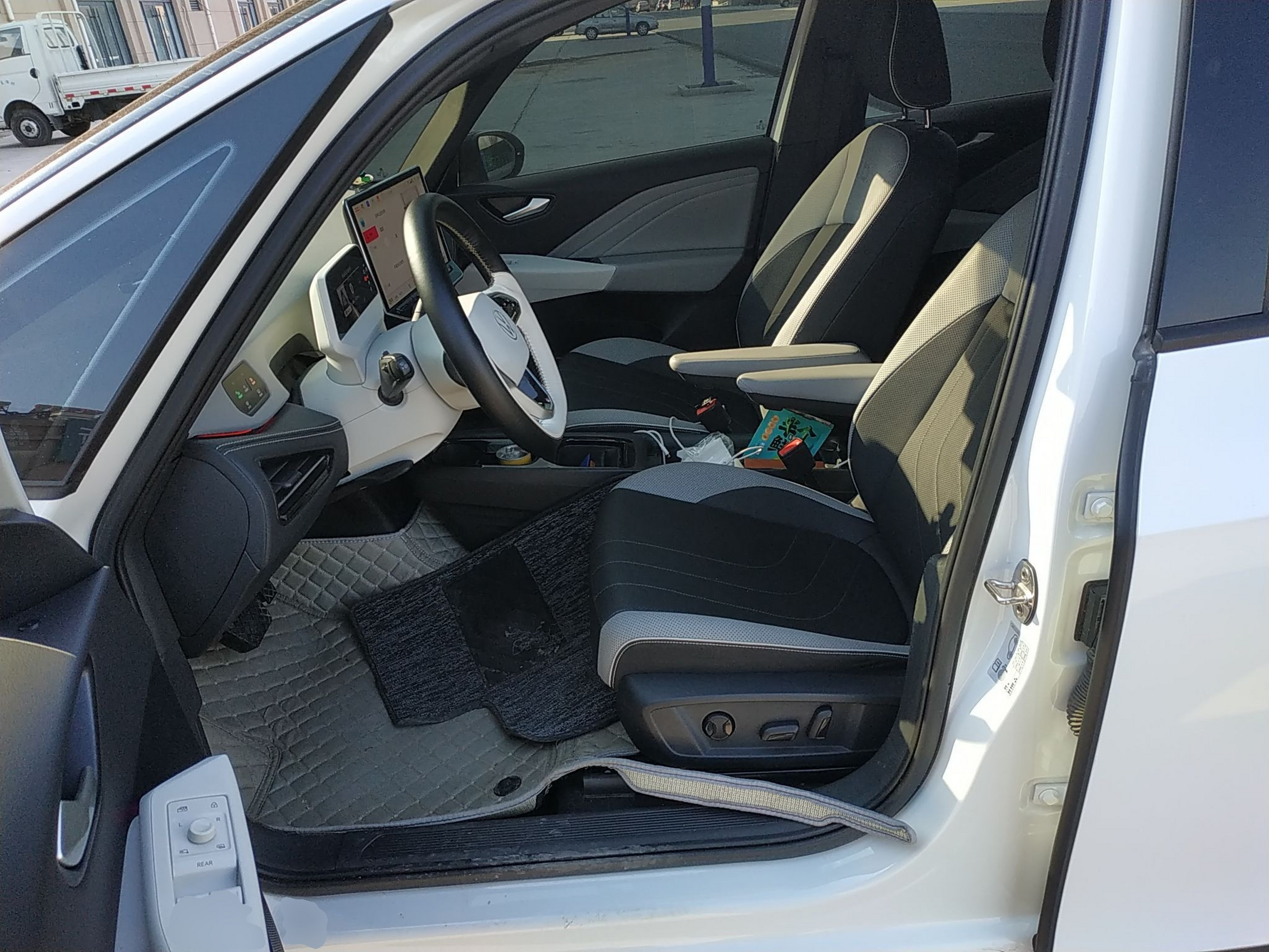 المقاعد الأمامية داخل السيارة