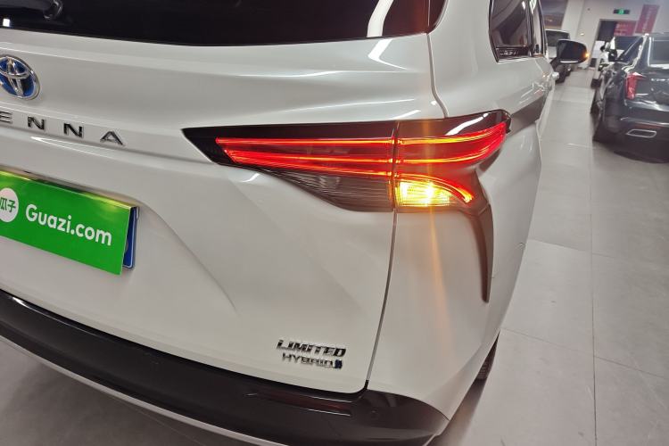 Used Toyota Sienna 2023 2.5L Hybrid Deluxe Edition
