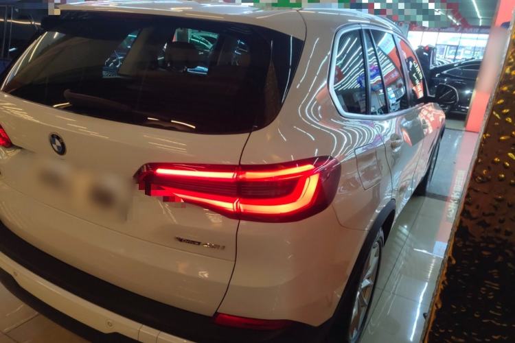 Used BMW X5 2019 xDrive40i Standard 19-inch wheels U.S. specification
