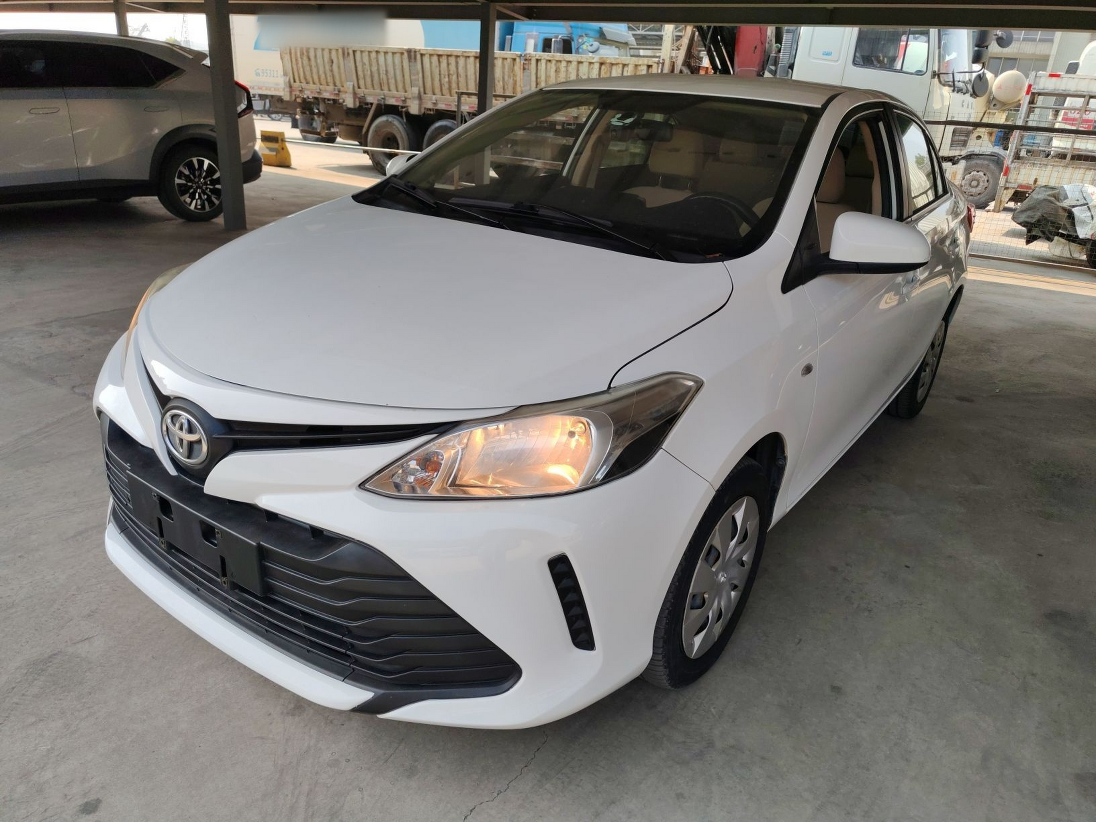 تحت مقدمة السيارة