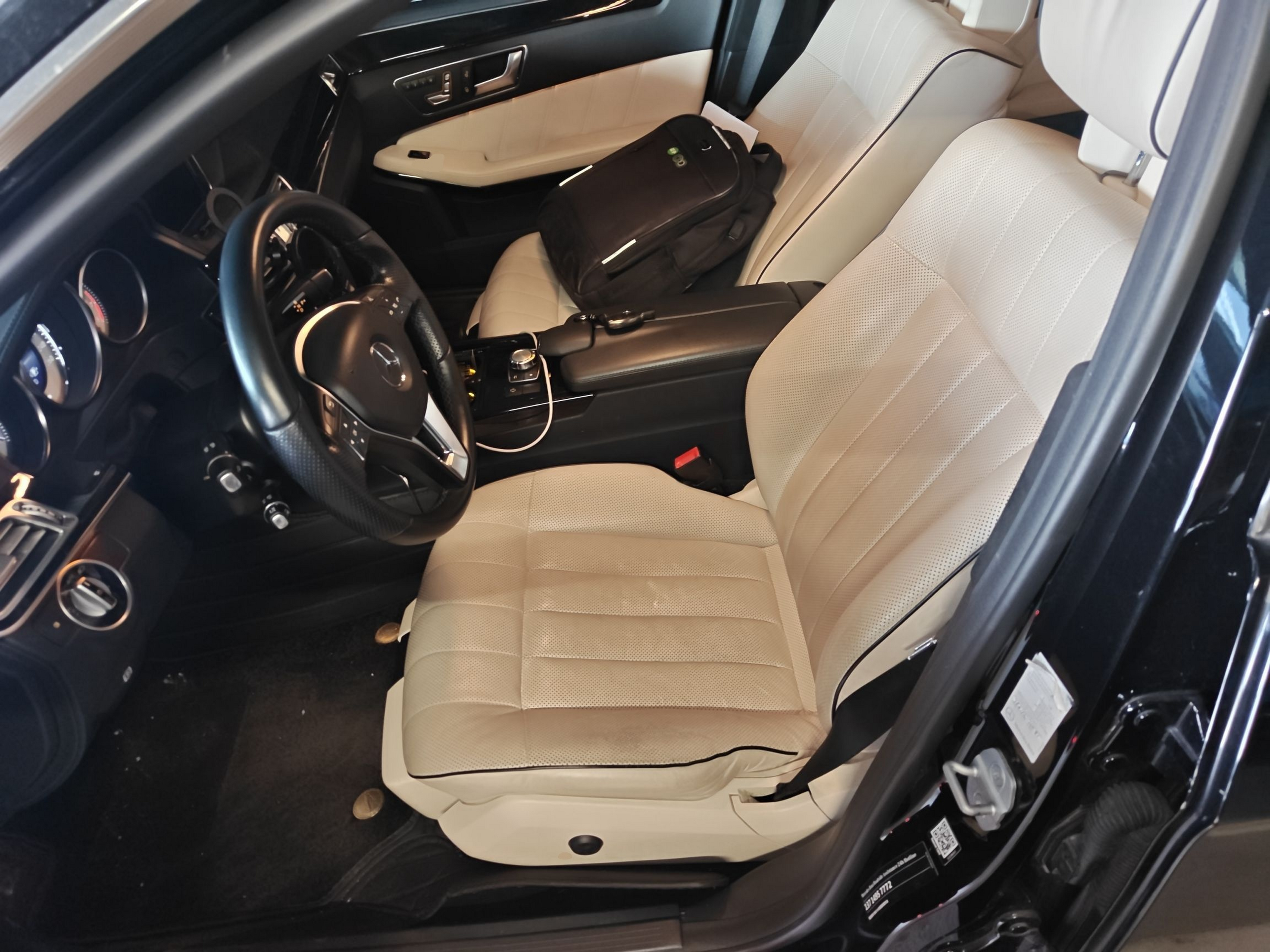 المقاعد الأمامية داخل السيارة