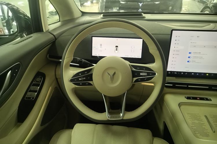 Used VOYAH Dream 2025 EV Four-Wheel Drive Flagship Kunpeng Edition