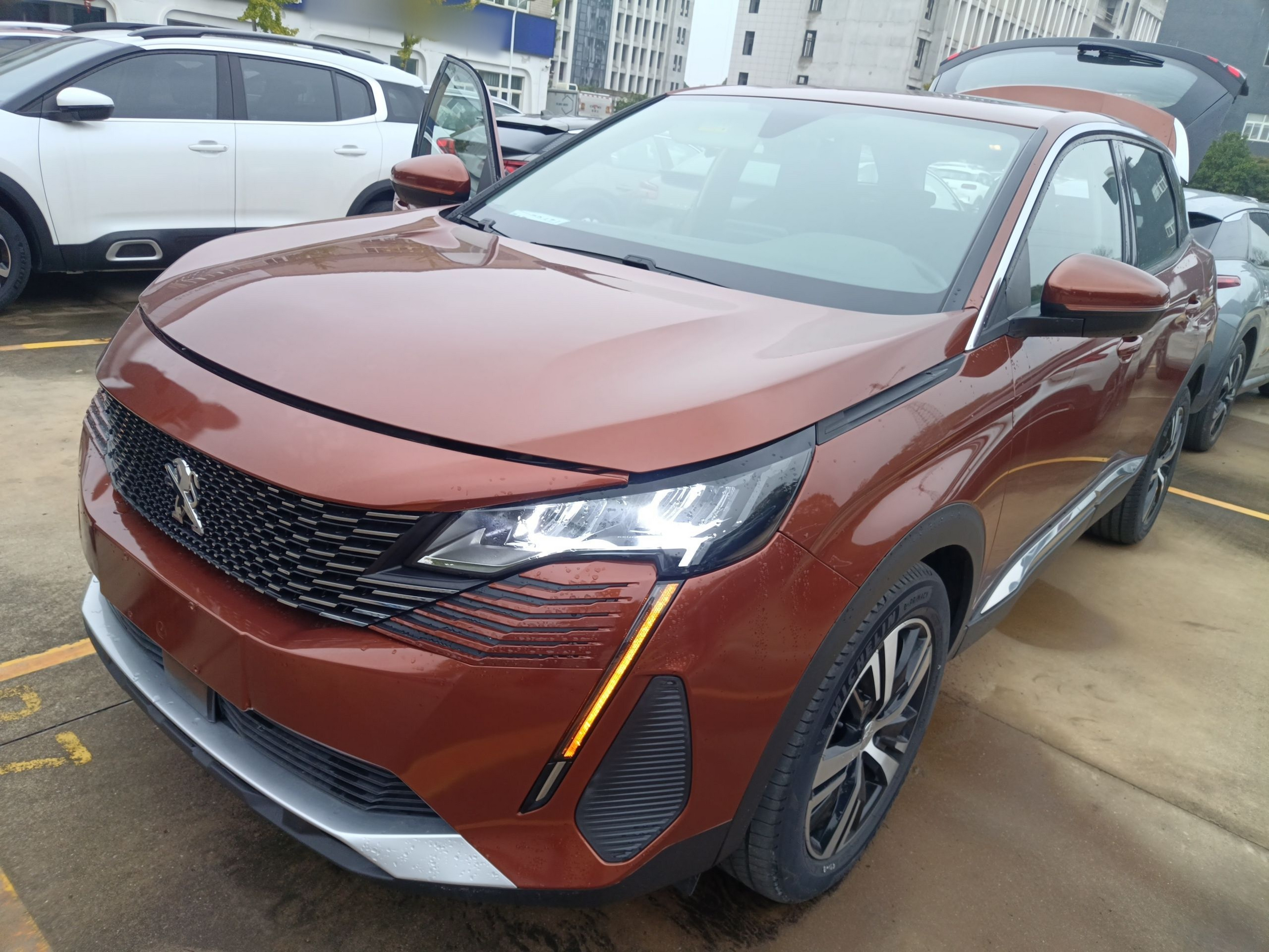 تحت مقدمة السيارة