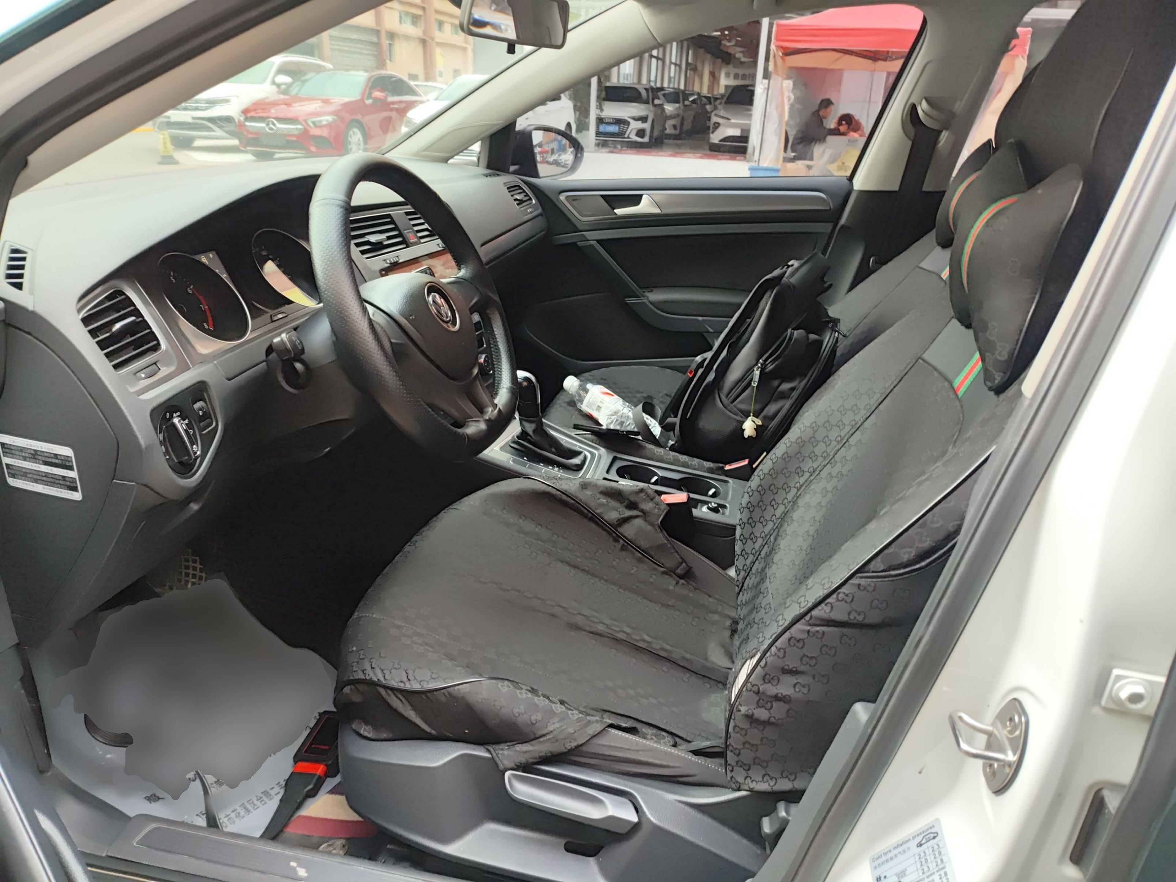 Переднее сиденье в автомобиле