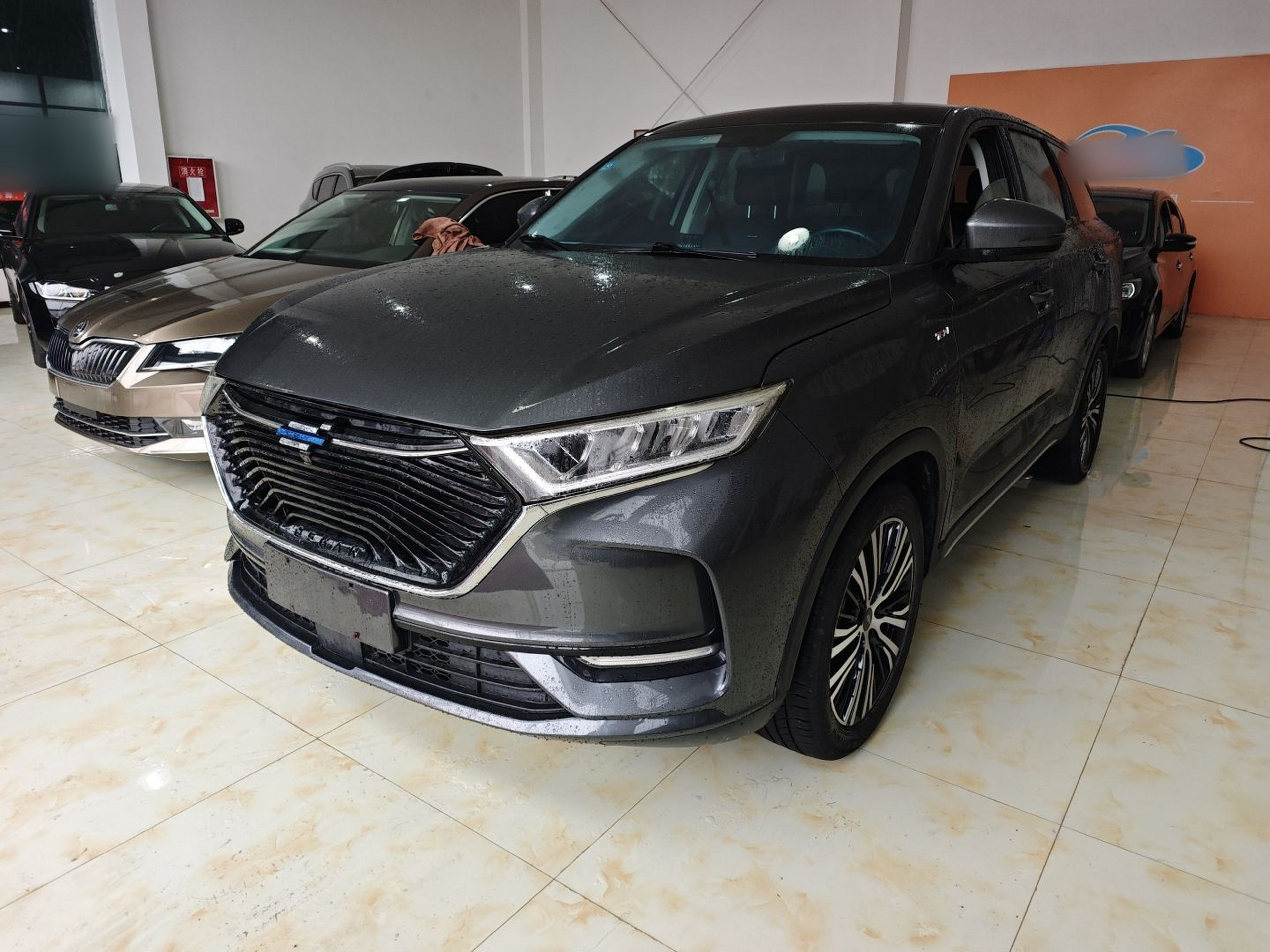 تحت مقدمة السيارة