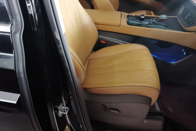 Used Denza D9 2022 EV 600 Four-Wheel Drive Flagship Model
